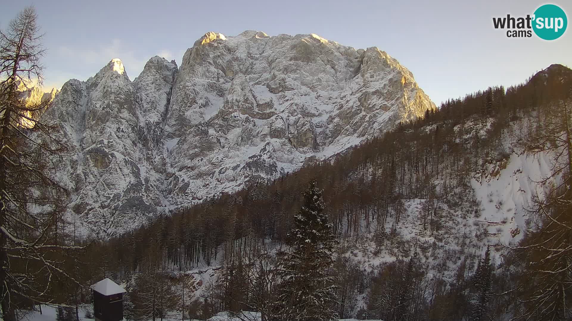 Vršič spletna kamera Erjavčeva hiša – pogled na PRISOJNIK