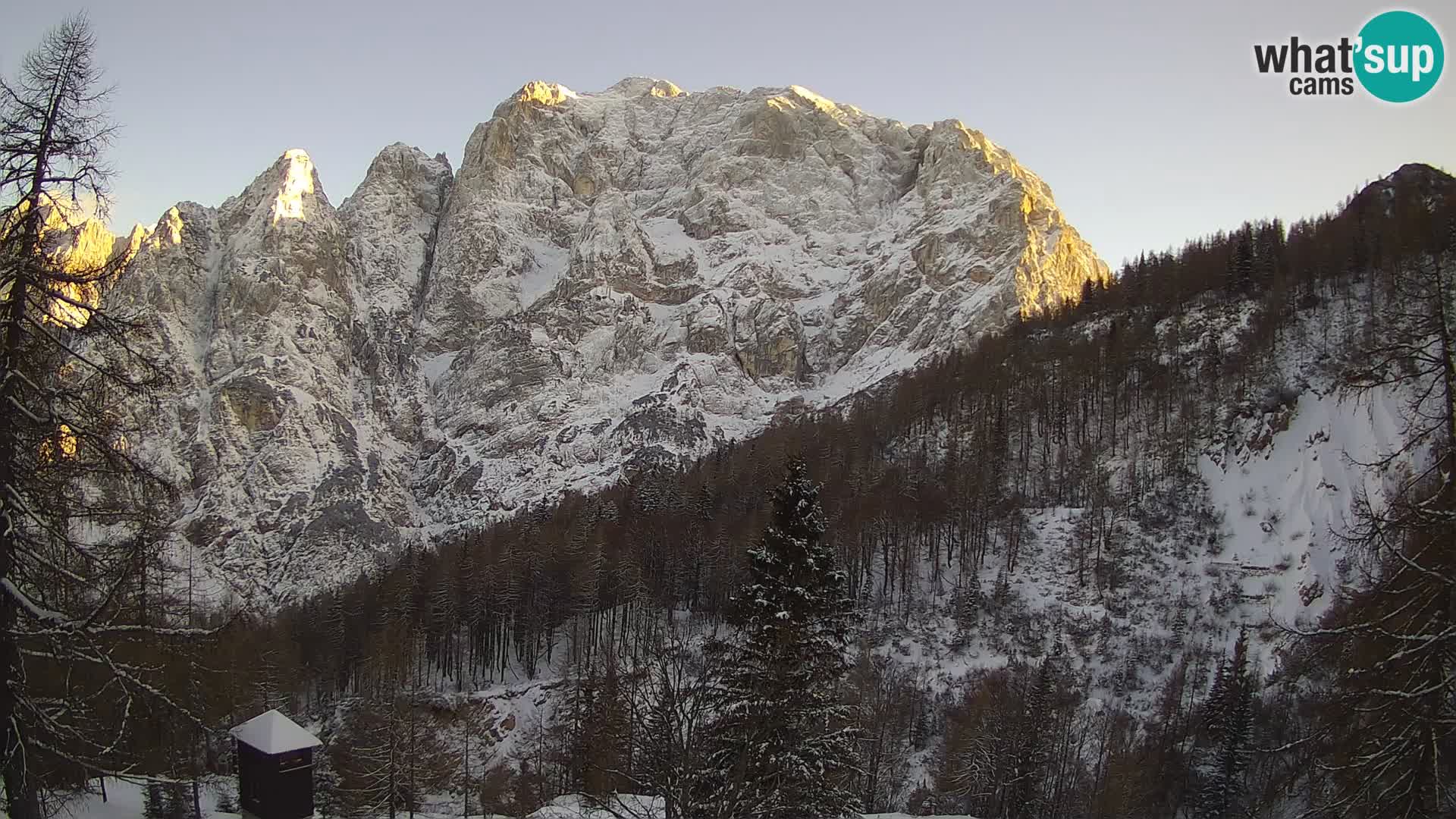 Vršič spletna kamera Erjavčeva hiša – pogled na PRISOJNIK