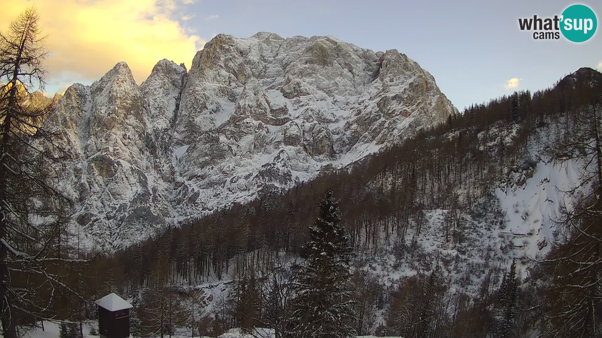 Vršič web kamera Erjavčeva kuća – view to PRISOJNIK – Slovenija