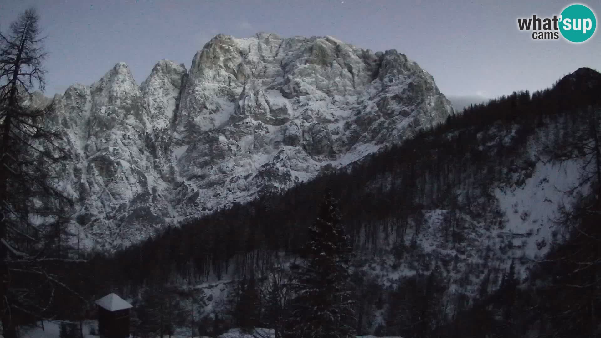 Vršič web kamera Erjavčeva kuća – view to PRISOJNIK – Slovenija