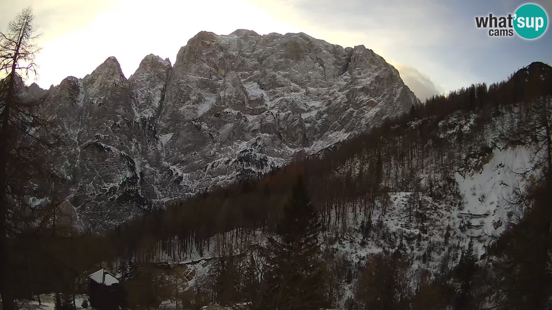 Vršič LIVE webcam casa Erjavčeva – vista sul PRISOJNIK – Slovenia