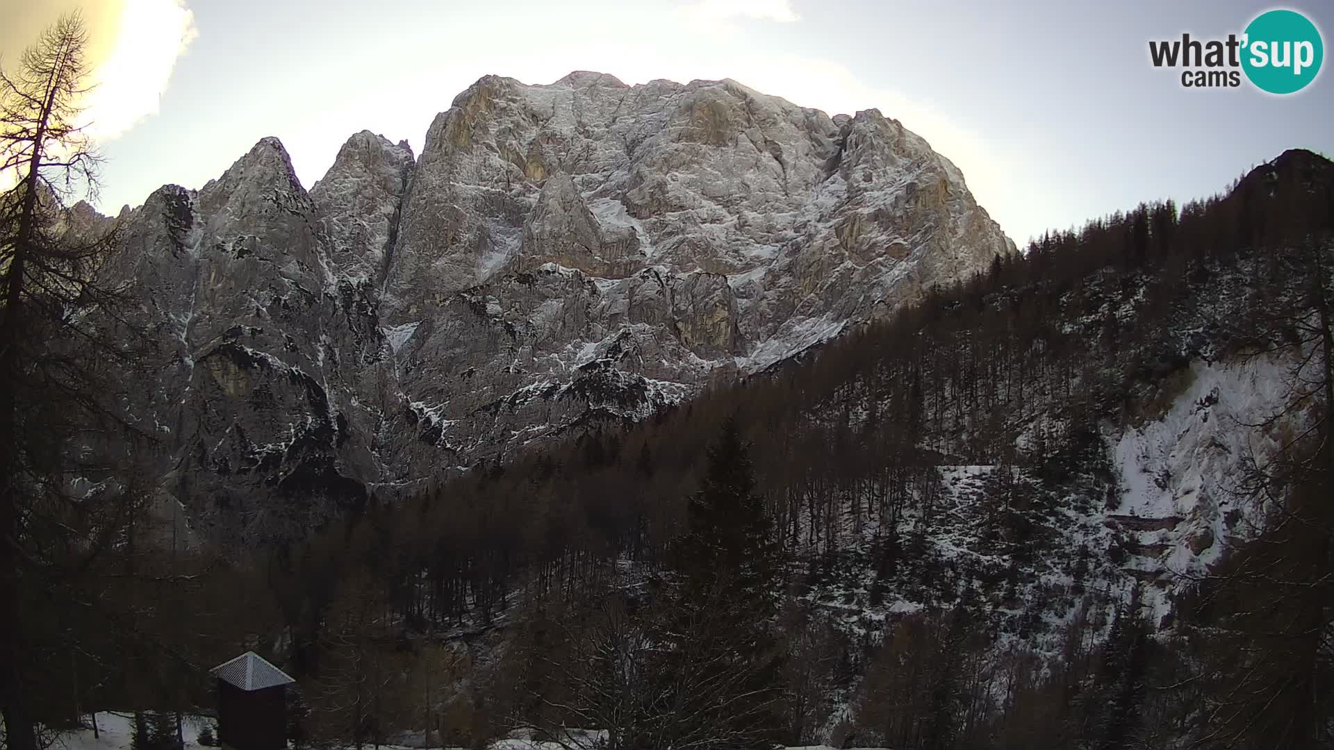 Vršič LIVE webcam casa Erjavčeva – vista sul PRISOJNIK – Slovenia