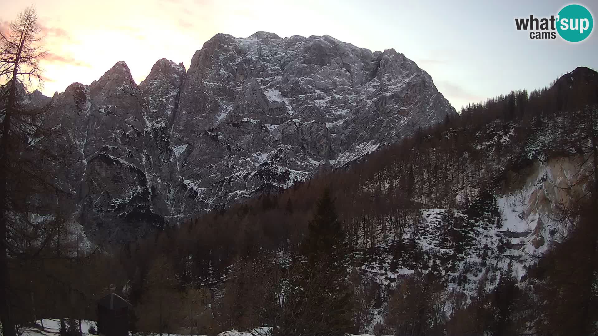 Vršič LIVE webcam casa Erjavčeva – vista sul PRISOJNIK – Slovenia