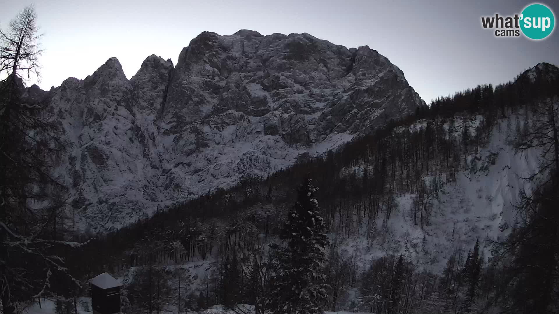 Vršič LIVE webcam casa Erjavčeva – vista sul PRISOJNIK – Slovenia