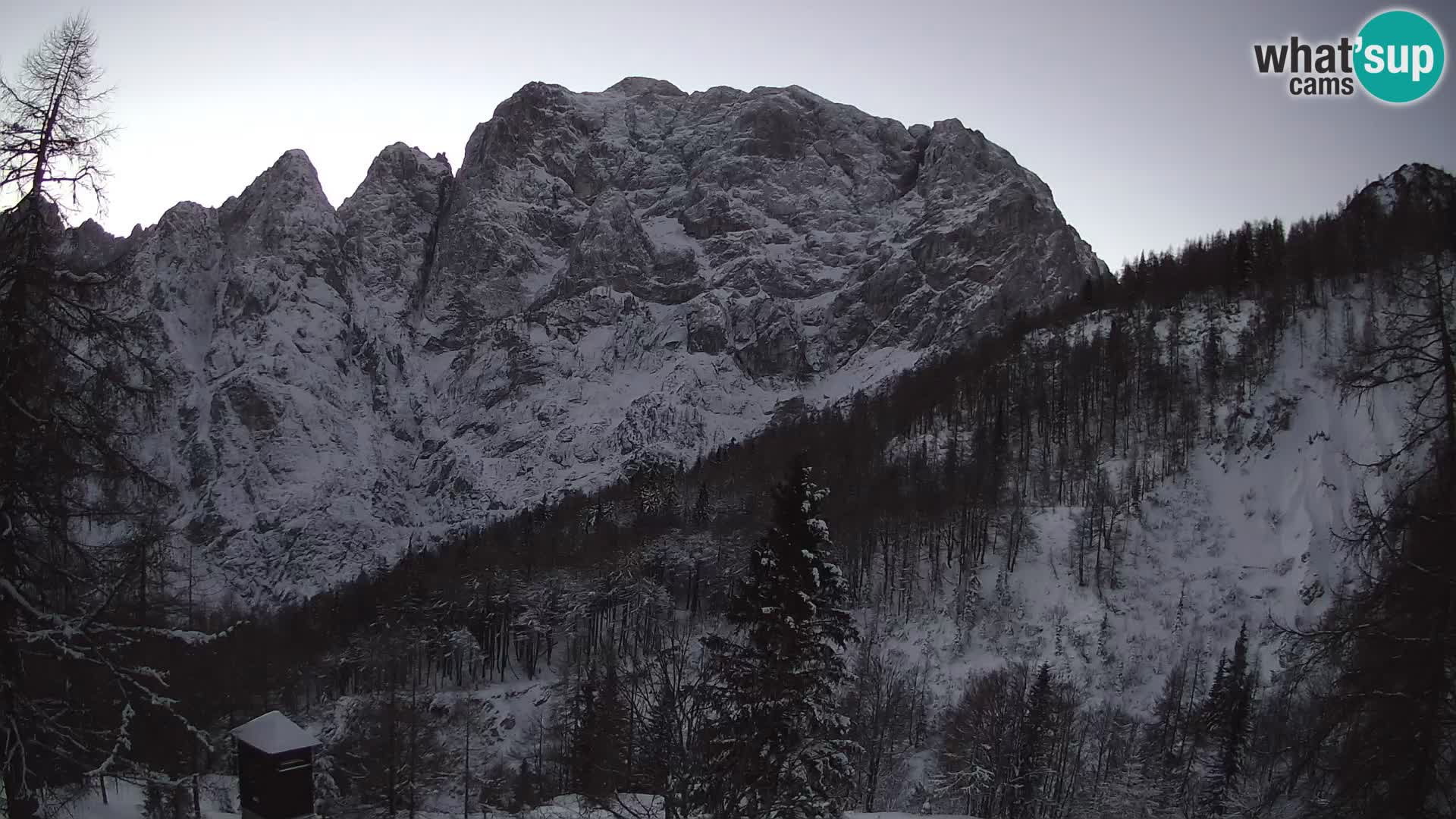 Vršič web kamera Erjavčeva kuća – view to PRISOJNIK – Slovenija