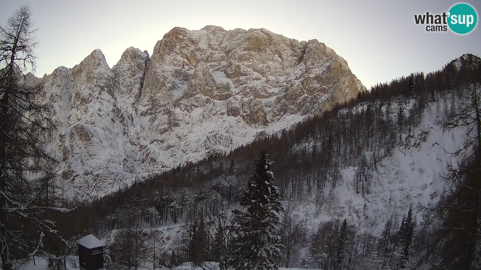 Vršič LIVE webcam Erjavčeva house – view to PRISOJNIK – Slovenia