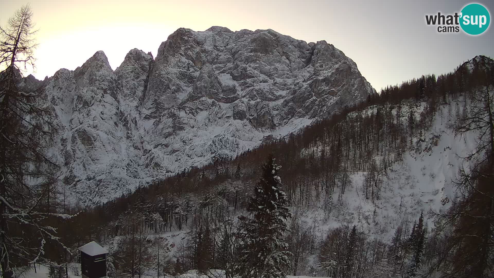 Vršič LIVE webcam Erjavčeva house – view to PRISOJNIK – Slovenia