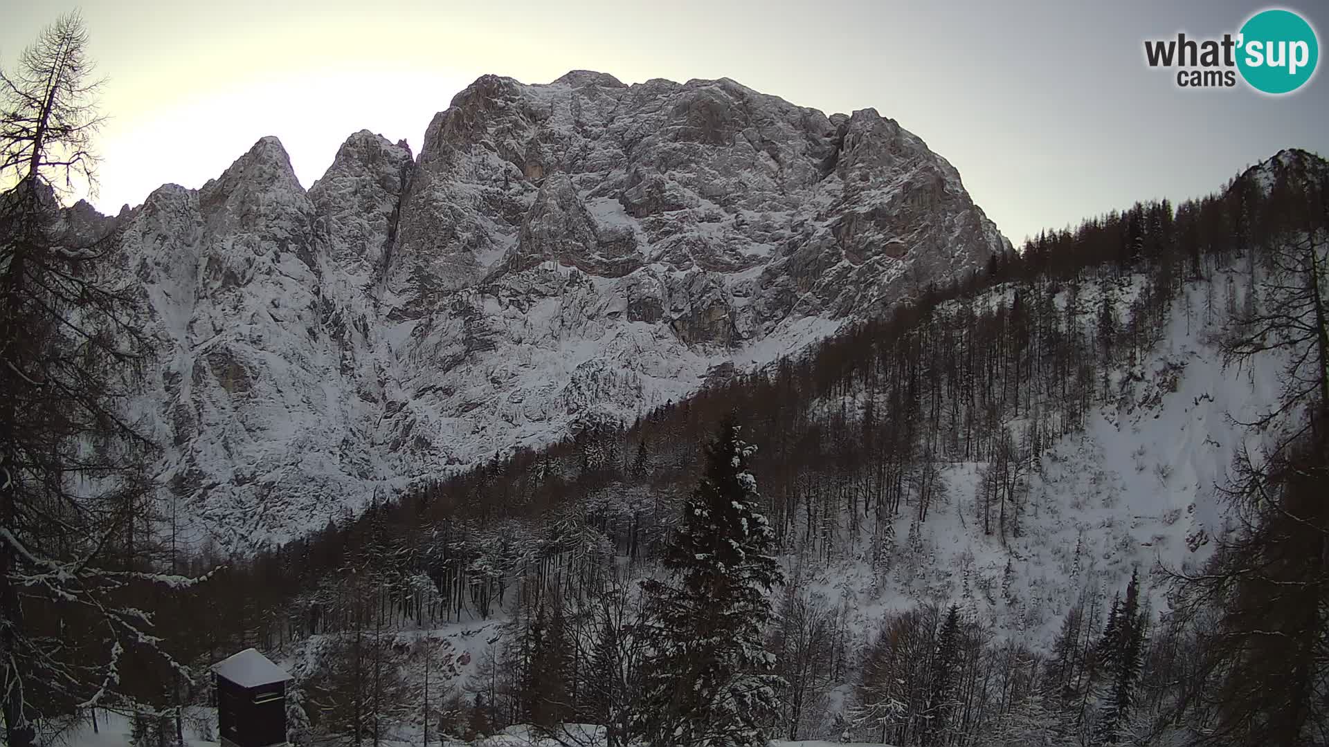 Vršič LIVE webcam Erjavčeva house – view to PRISOJNIK – Slovenia