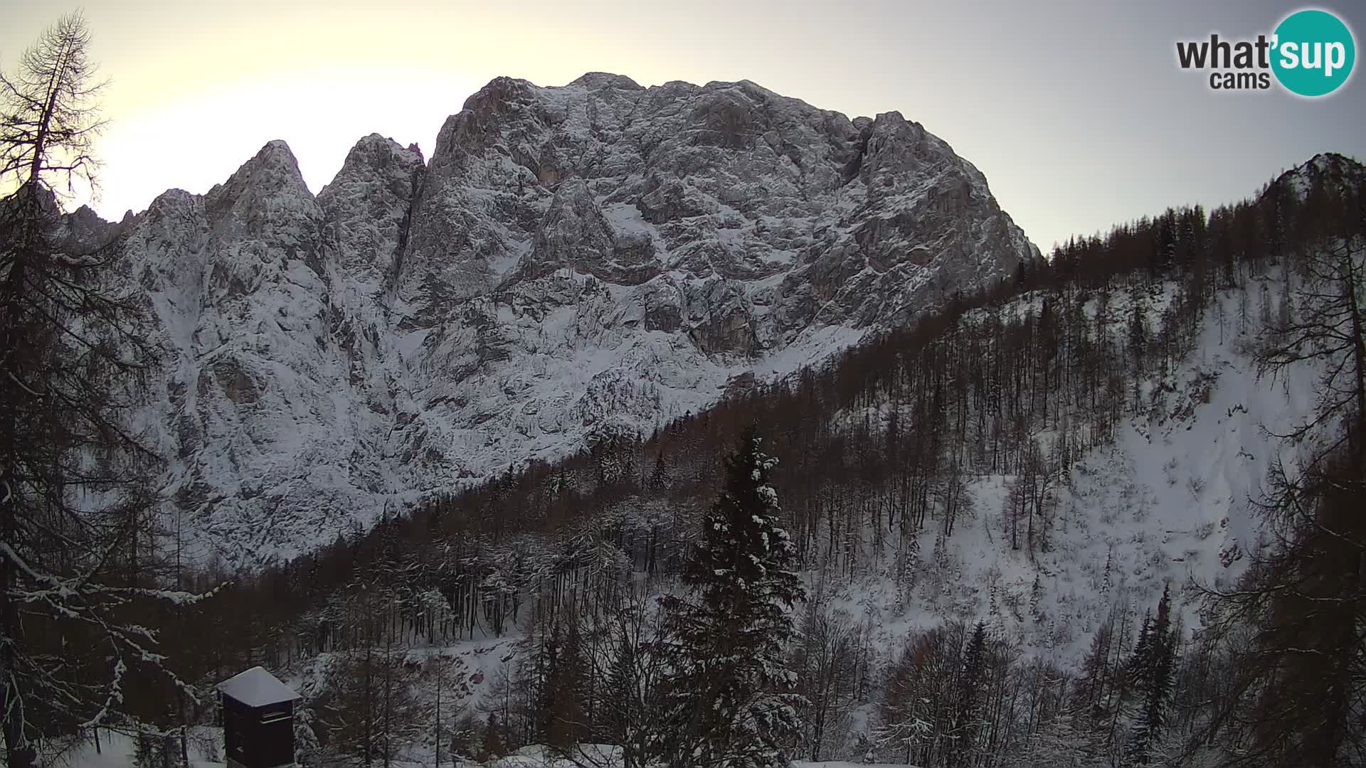 Vršič LIVE webcam Erjavčeva house – view to PRISOJNIK – Slovenia