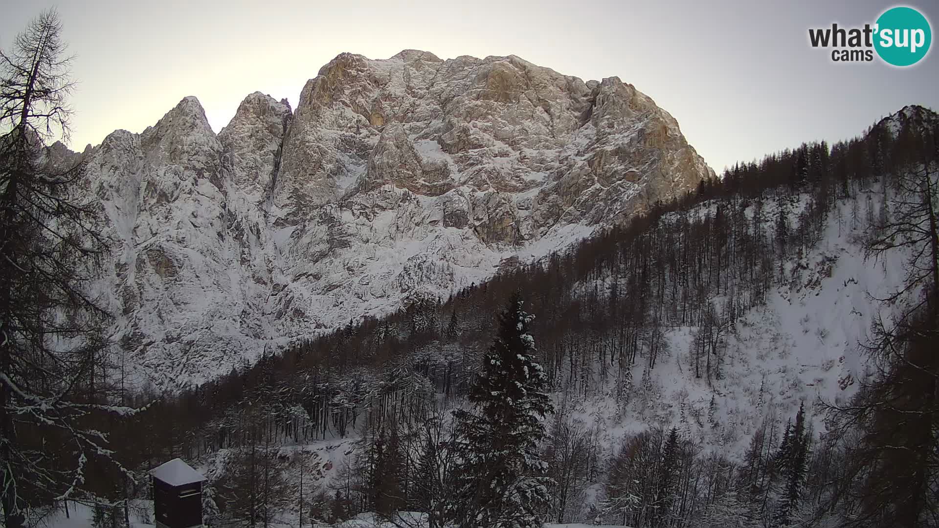 Vršič LIVE webcam Erjavčeva house – view to PRISOJNIK – Slovenia