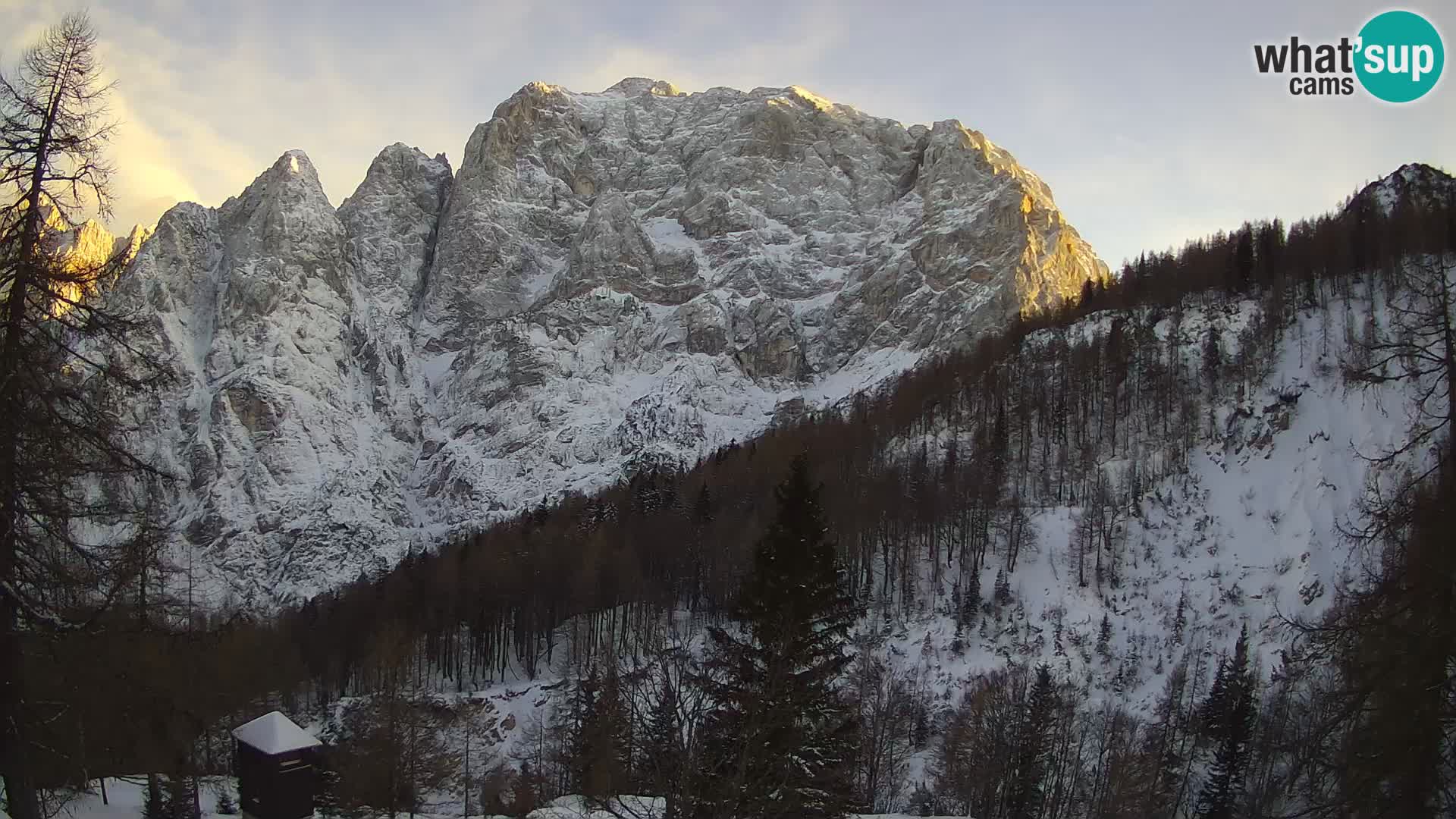 Vršič LIVE webcam Erjavčeva house – view to PRISOJNIK – Slovenia