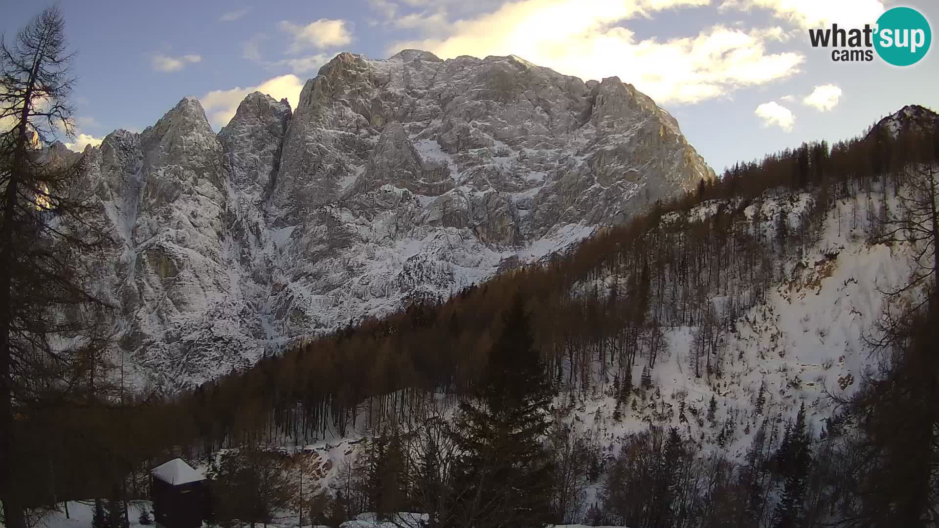 Vršič LIVE webcam Erjavčeva house – view to PRISOJNIK – Slovenia