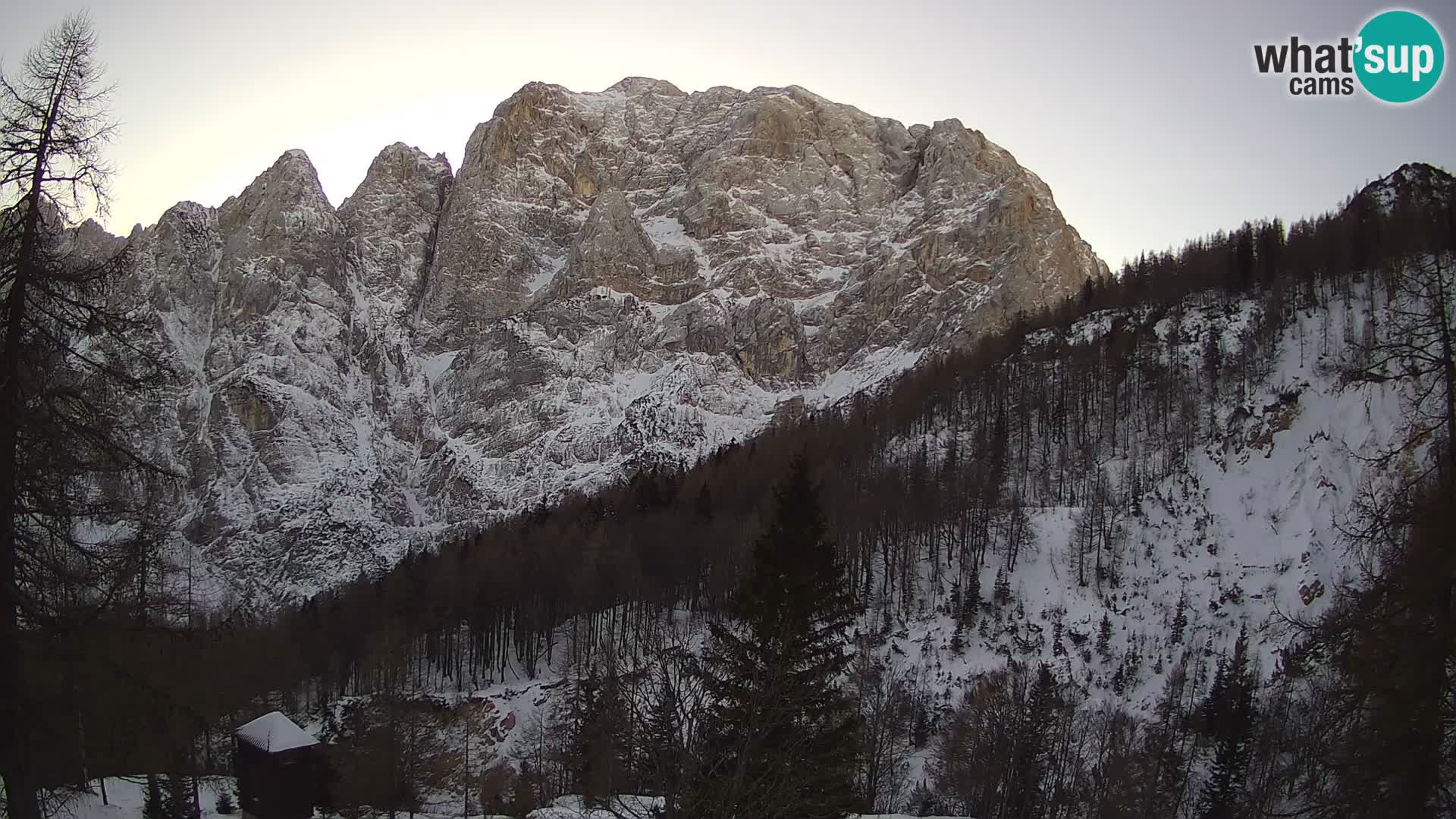 Vršič LIVE webcam casa Erjavčeva – vista sul PRISOJNIK – Slovenia