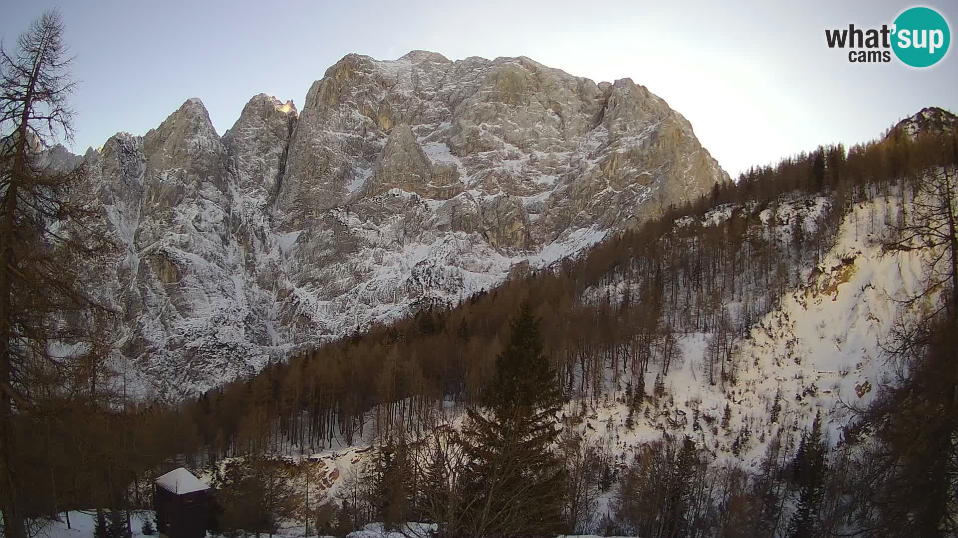 Vršič LIVE webcam casa Erjavčeva – vista sul PRISOJNIK – Slovenia