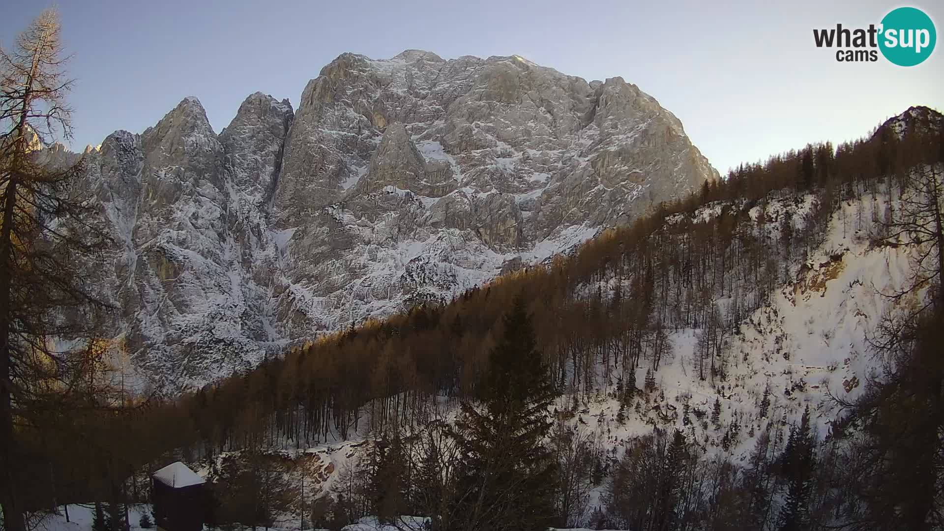 Vršič LIVE webcam casa Erjavčeva – vista sul PRISOJNIK – Slovenia