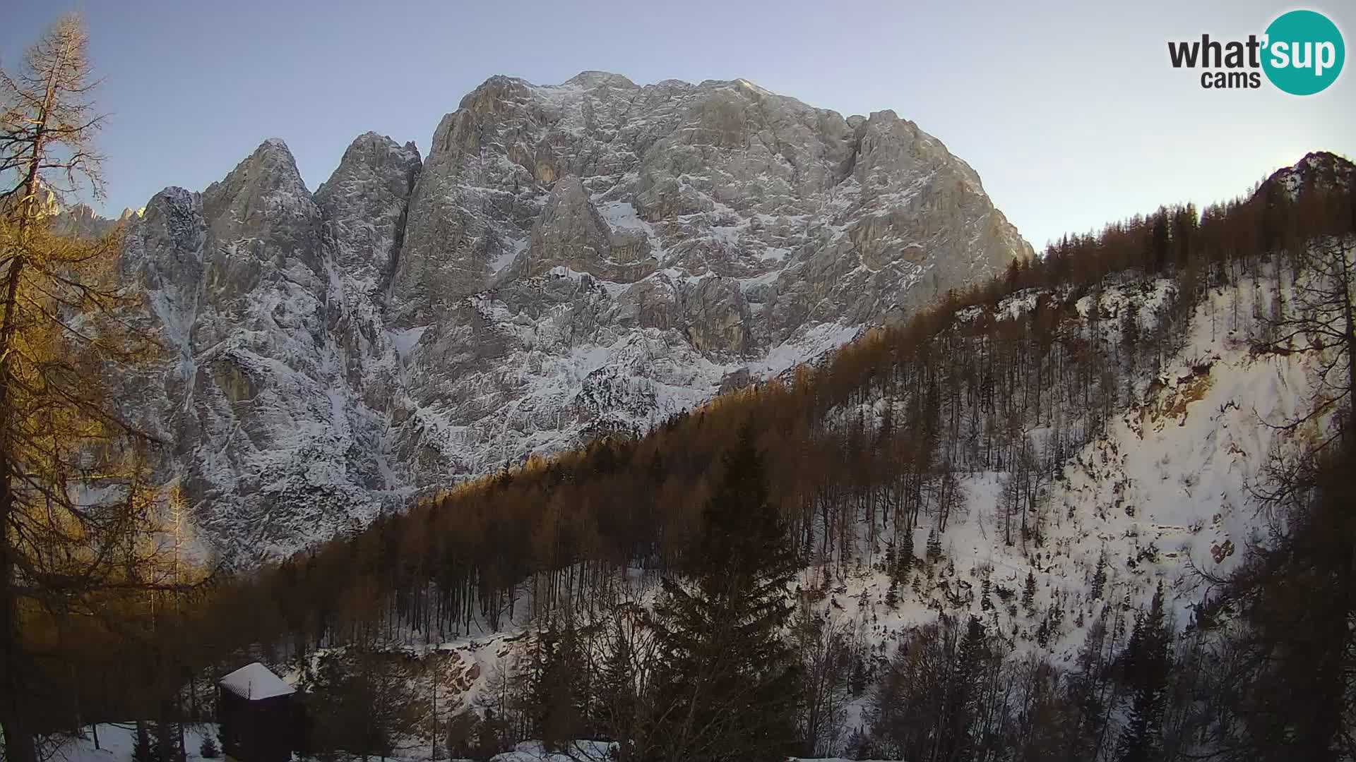 Vršič LIVE webcam casa Erjavčeva – vista sul PRISOJNIK – Slovenia