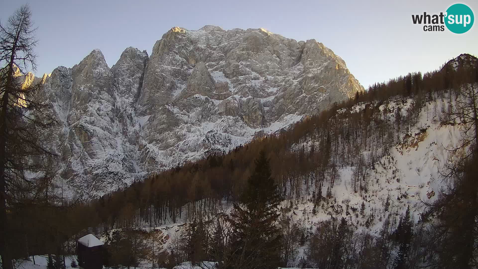 Vršič LIVE webcam casa Erjavčeva – vista sul PRISOJNIK – Slovenia