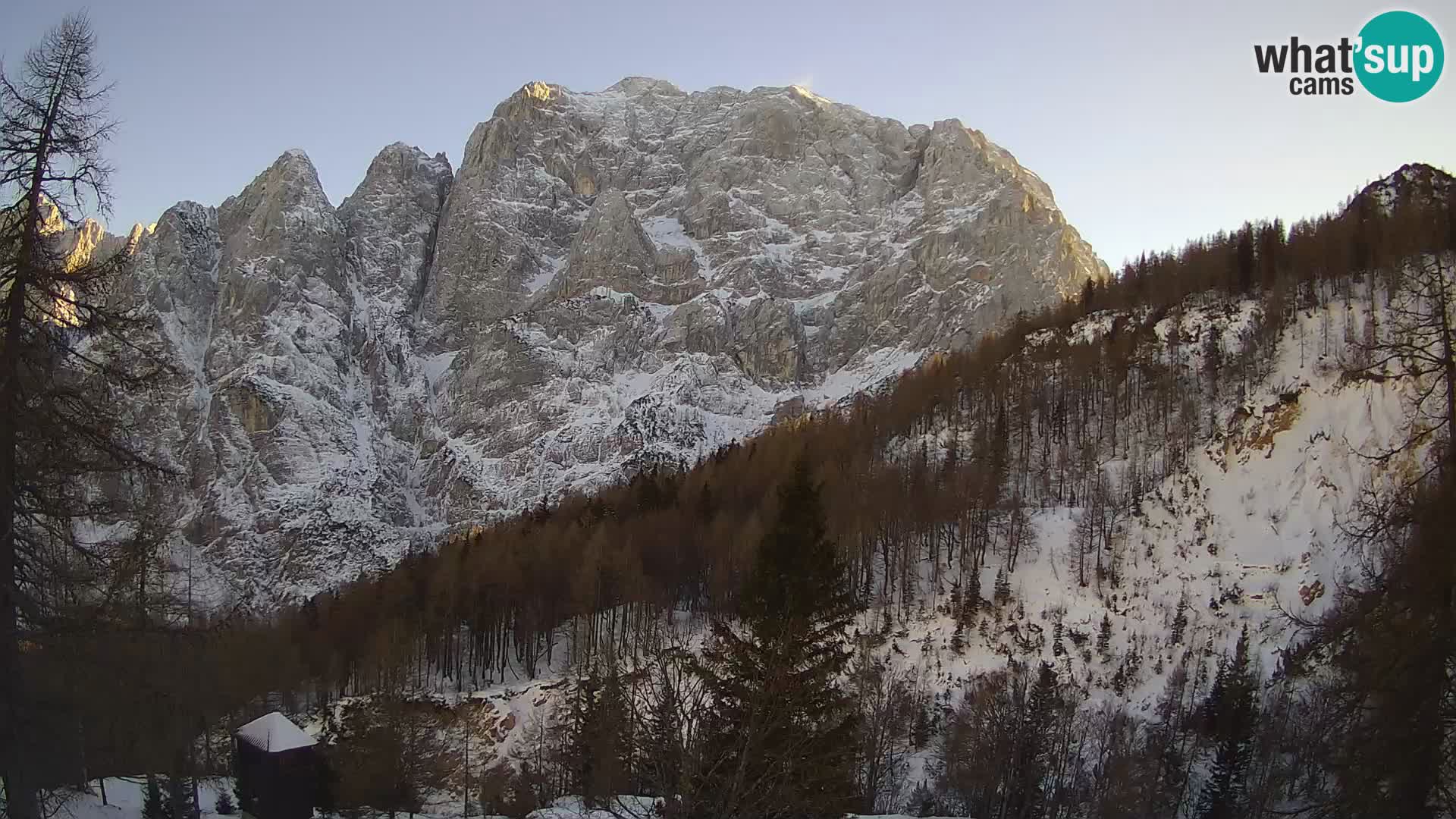 Vršič LIVE webcam Erjavčeva house – view to PRISOJNIK – Slovenia