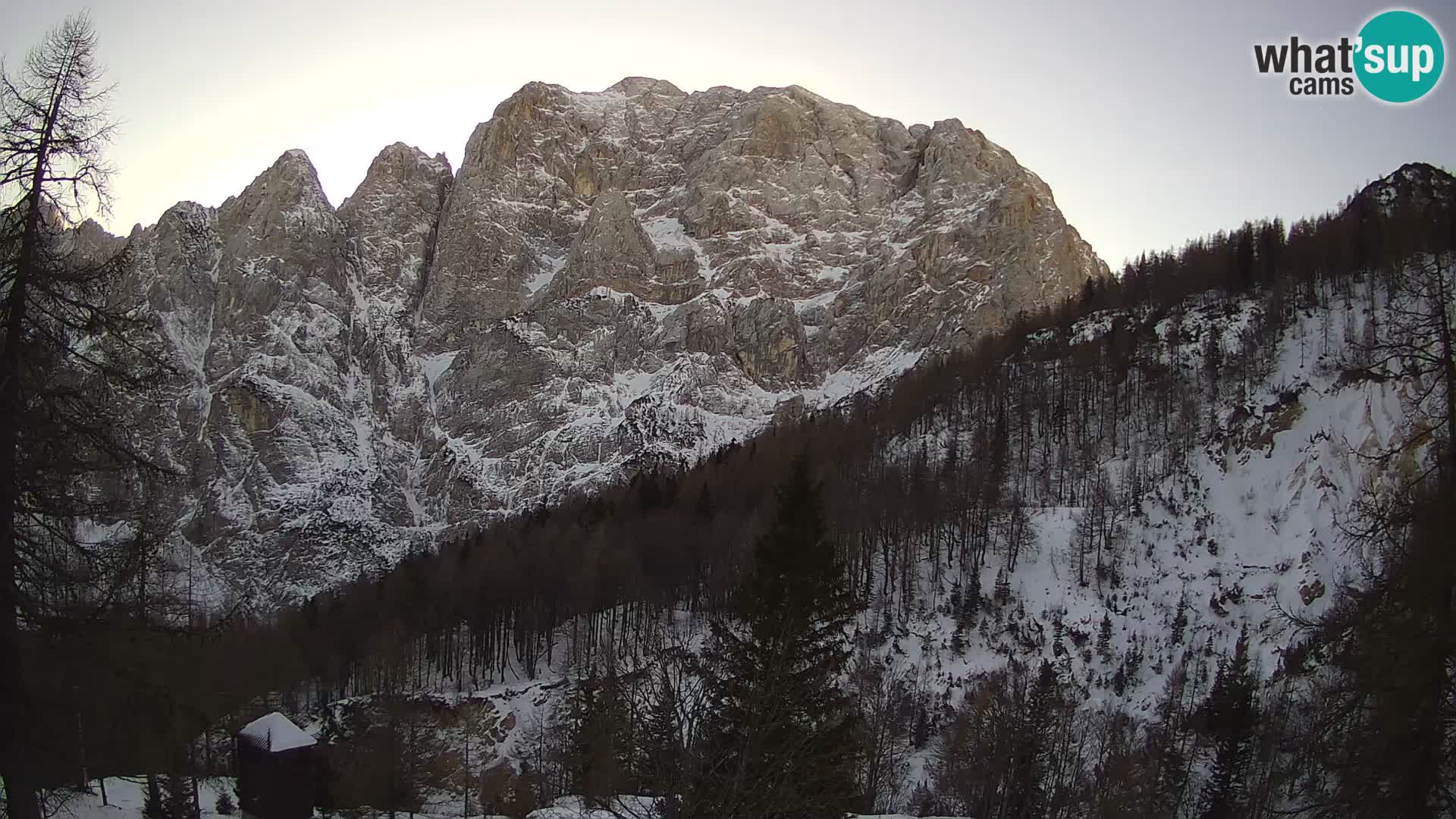 Vršič LIVE webcam Erjavčeva house – view to PRISOJNIK – Slovenia