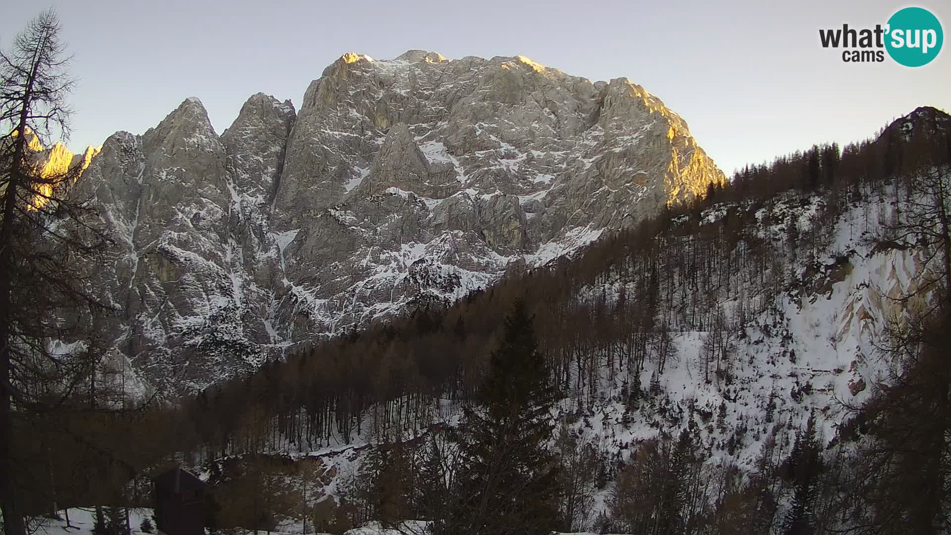 Vršič LIVE webcam casa Erjavčeva – vista sul PRISOJNIK – Slovenia