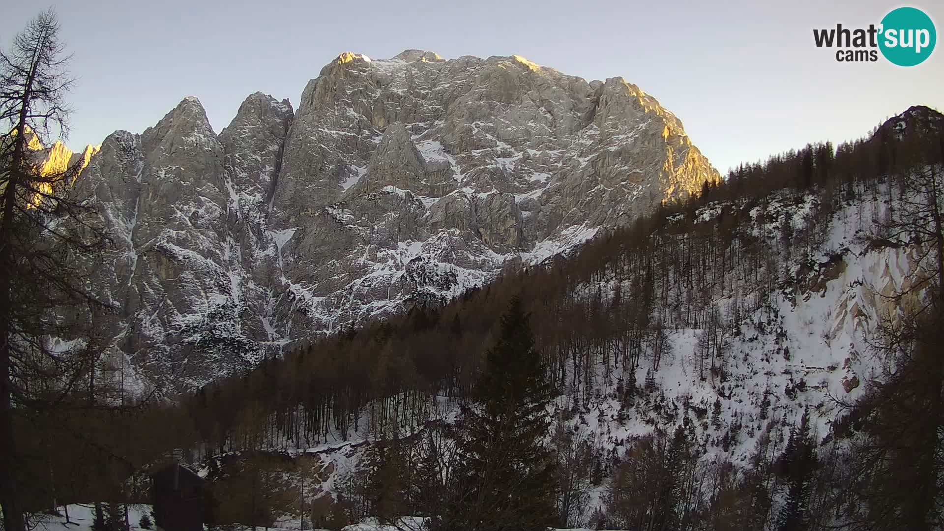 Vršič LIVE webcam Erjavčeva house – view to PRISOJNIK – Slovenia