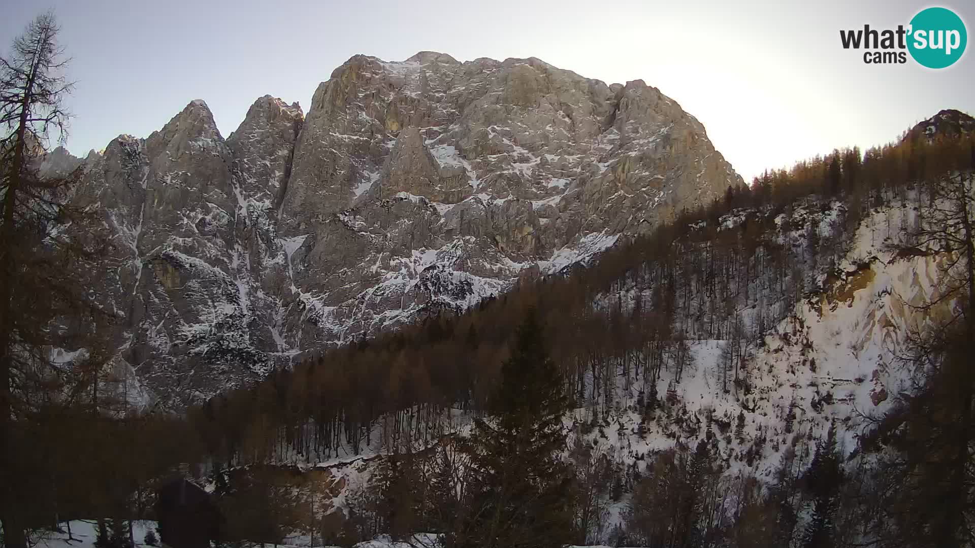 Vršič LIVE webcam Erjavčeva house – view to PRISOJNIK – Slovenia