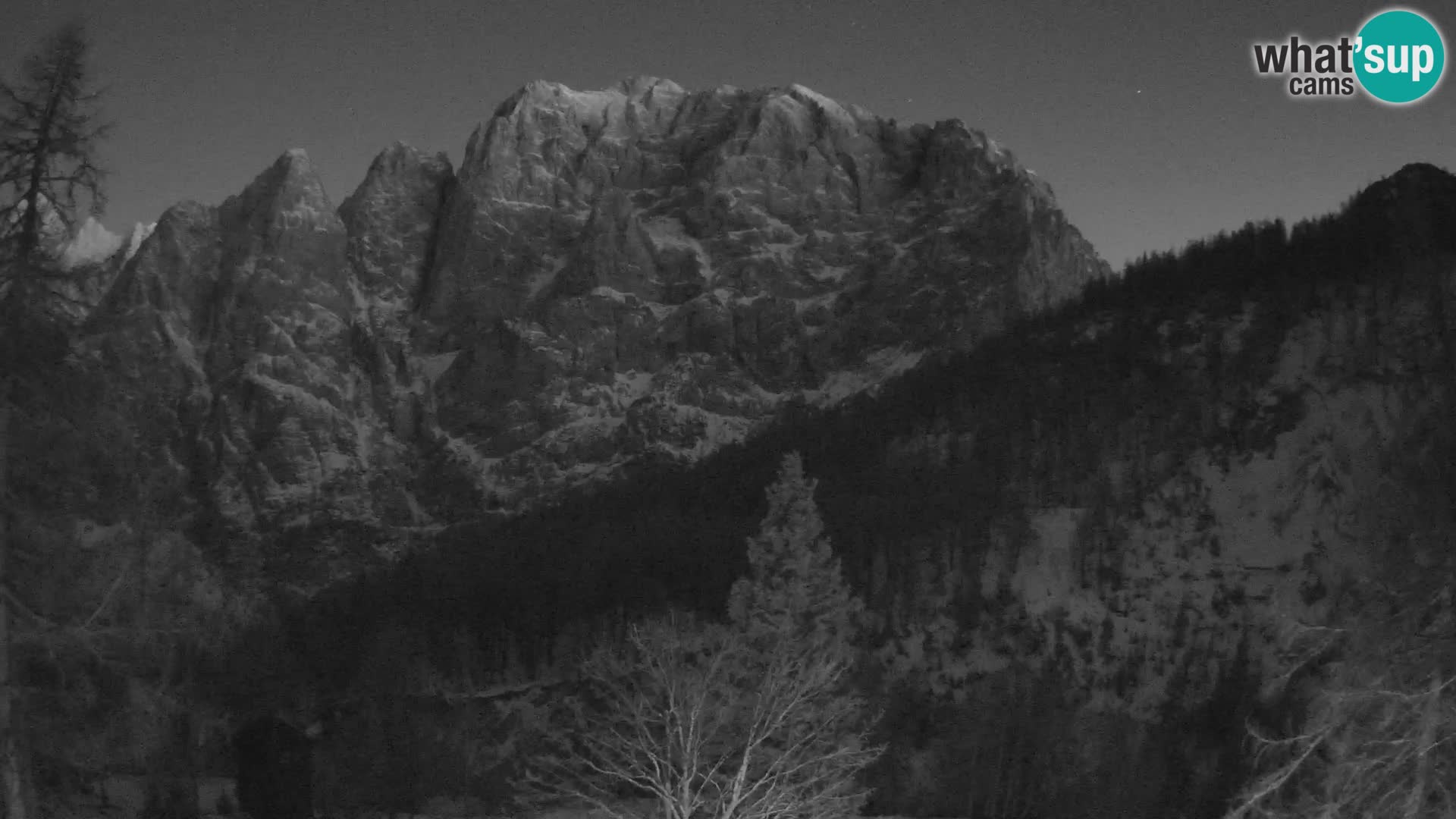 Vršič LIVE webcam Erjavčeva house – view to PRISOJNIK – Slovenia