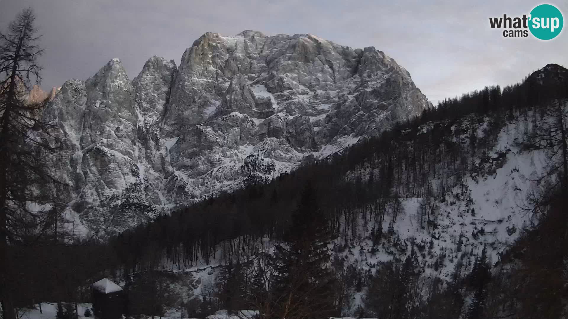 Vršič LIVE webcam Erjavčeva house – view to PRISOJNIK – Slovenia