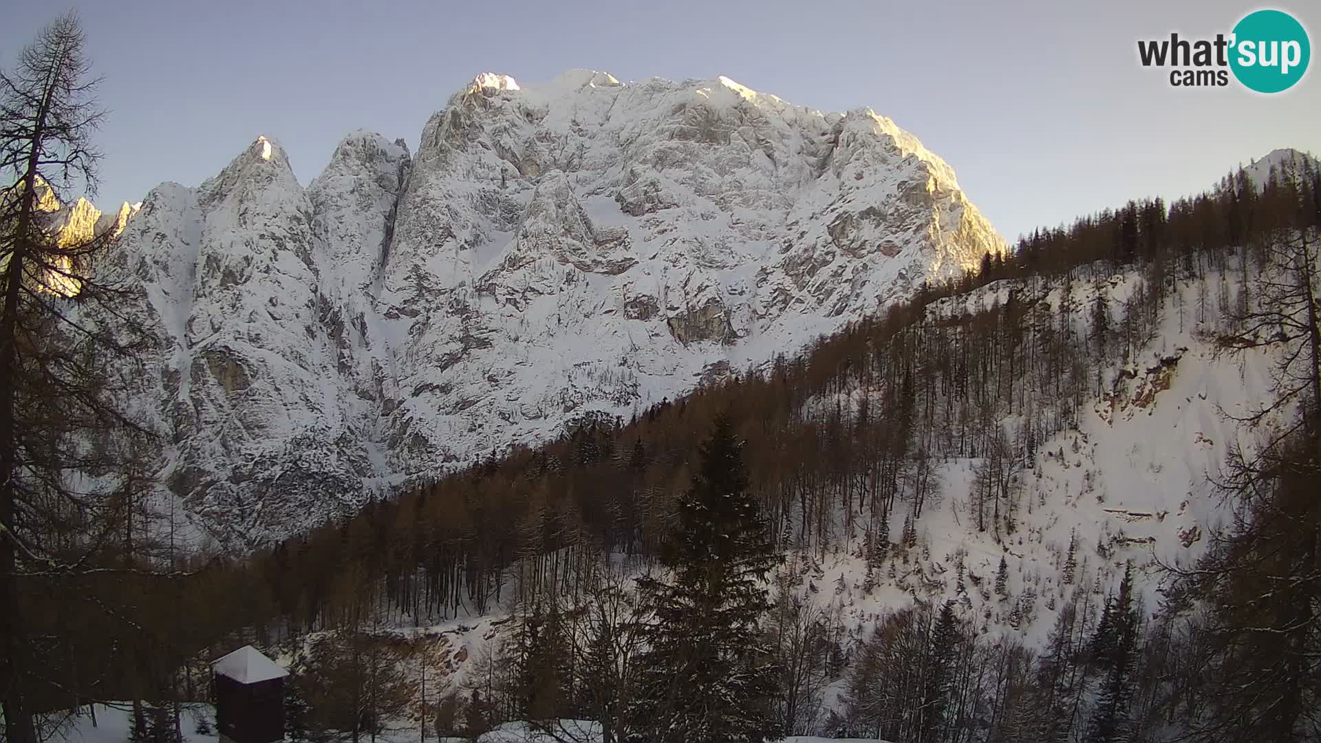 Vršič LIVE webcam Erjavčeva house – view to PRISOJNIK – Slovenia