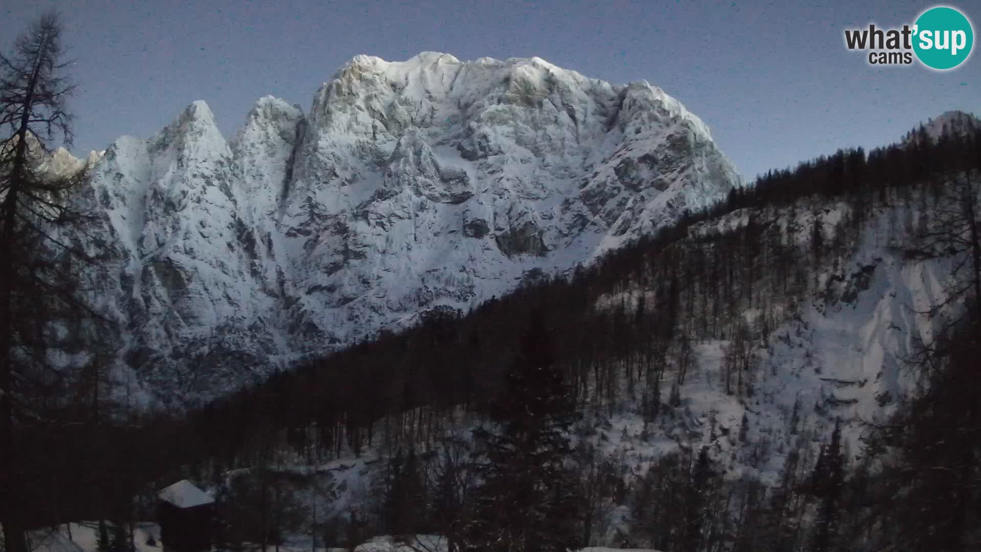 Vršič LIVE webcam Erjavčeva house – view to PRISOJNIK – Slovenia