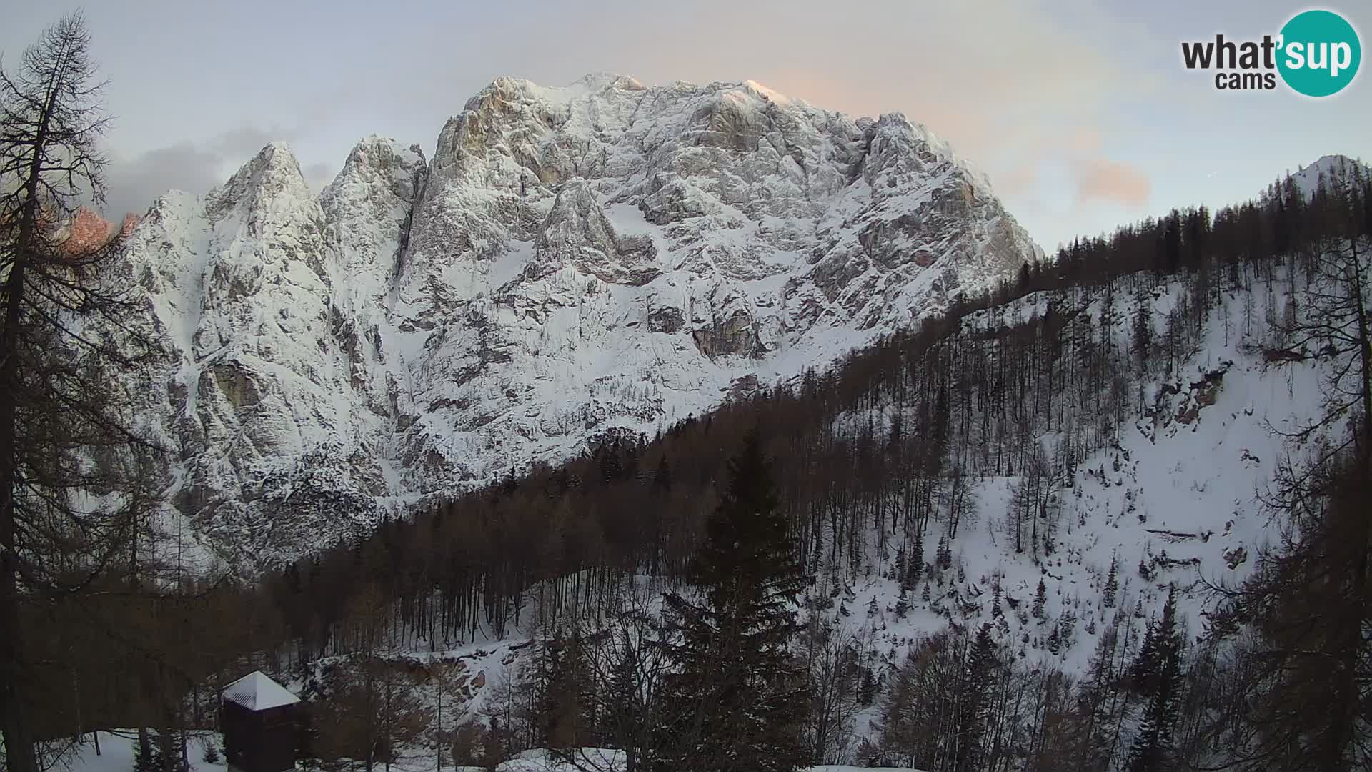 Vršič LIVE webcam Erjavčeva house – view to PRISOJNIK – Slovenia