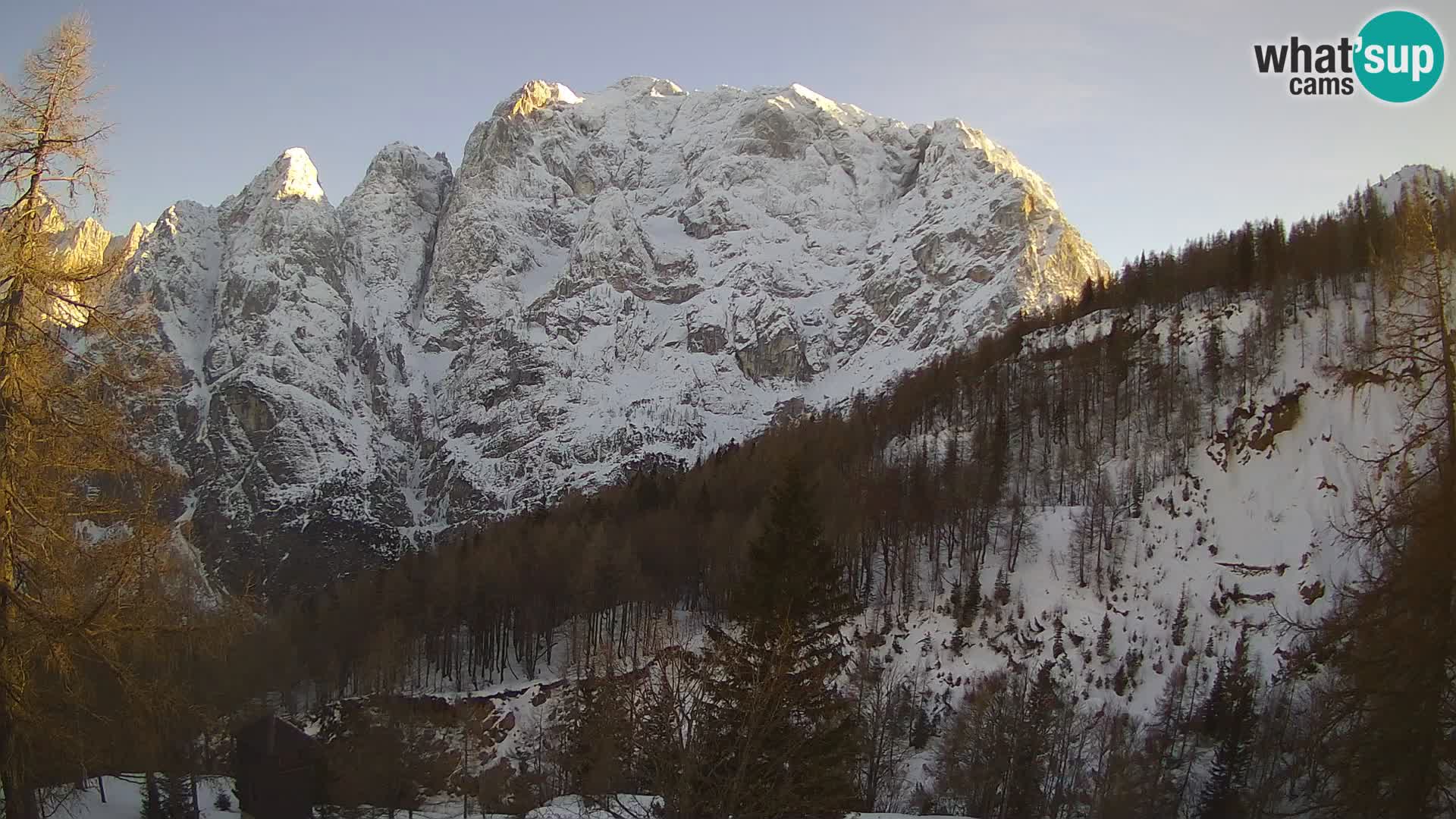 Vršič LIVE webcam Erjavčeva house – view to PRISOJNIK – Slovenia