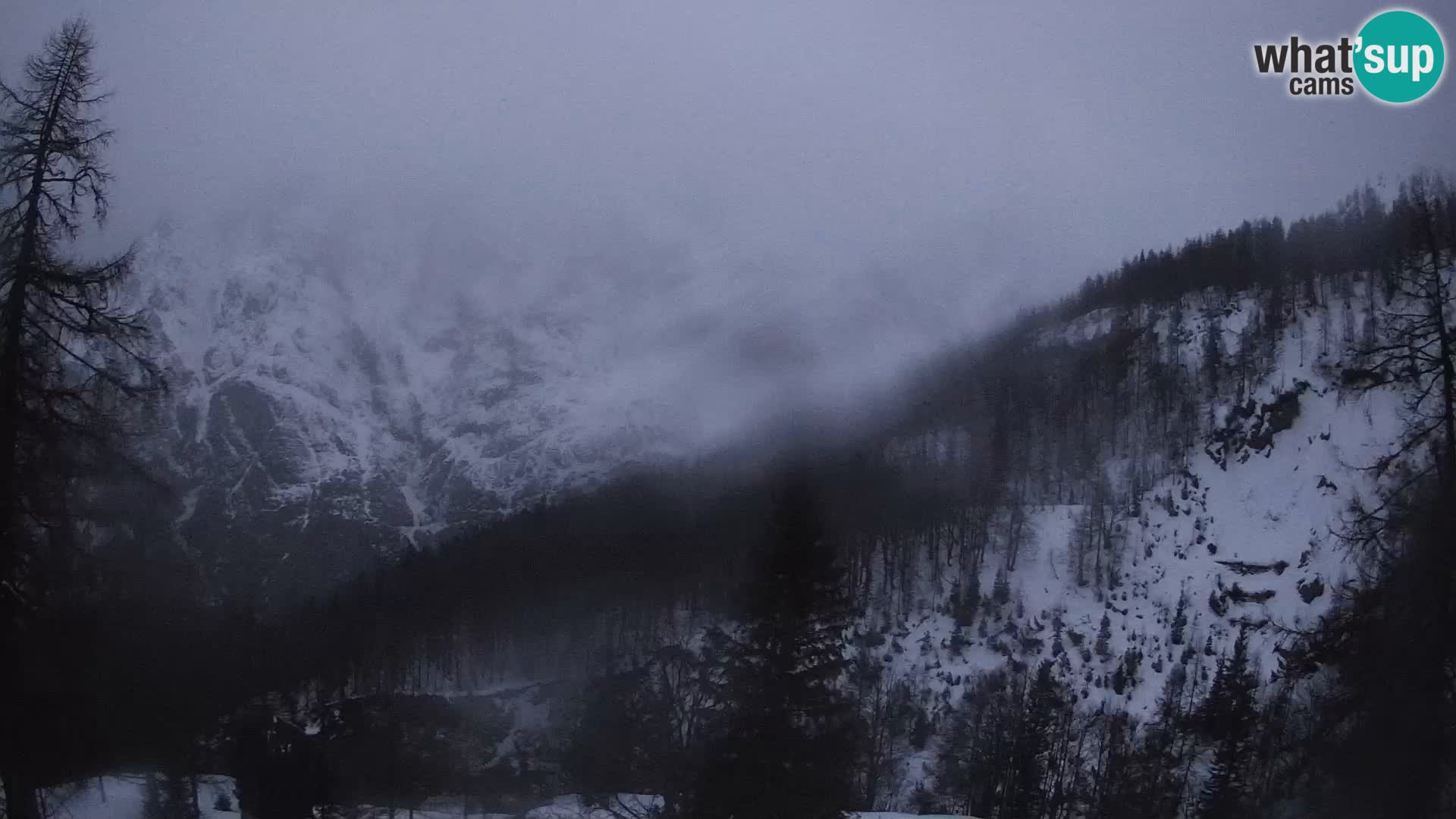 Vršič spletna kamera Erjavčeva hiša – pogled na PRISOJNIK