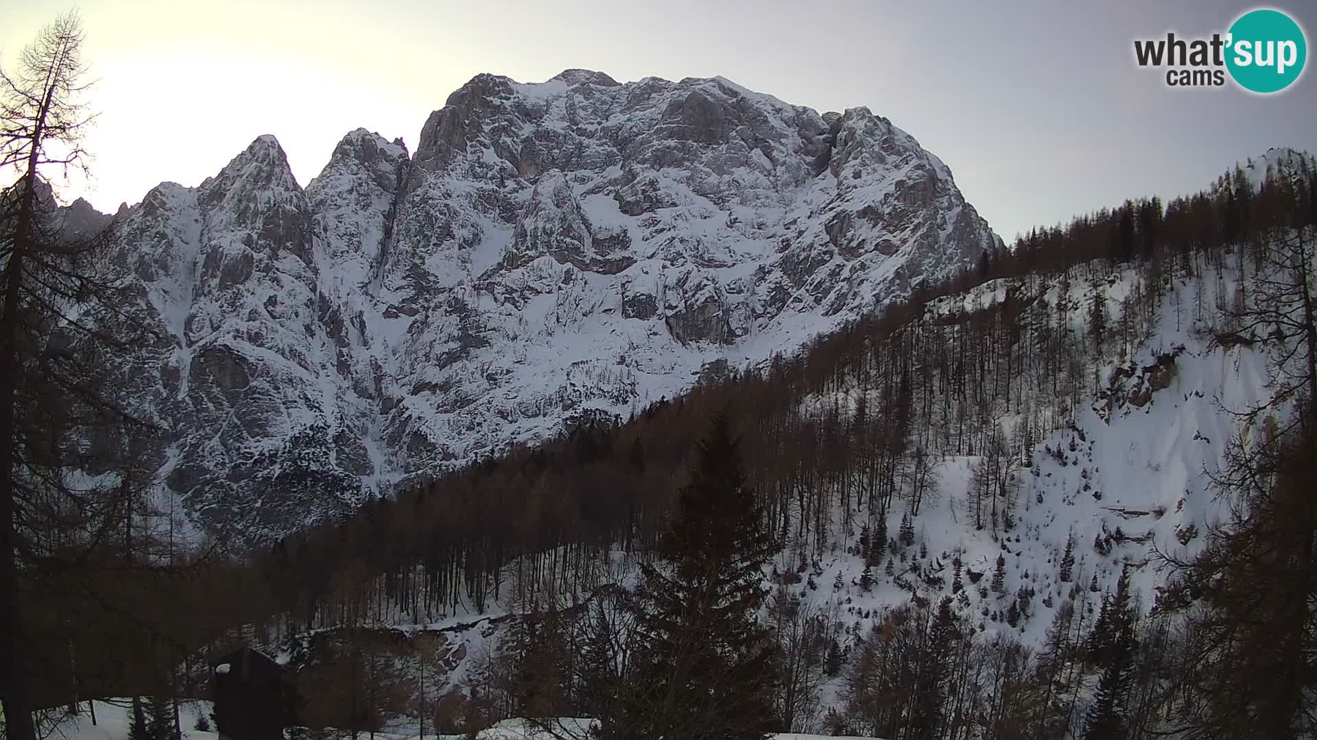 Vršič LIVE webcam casa Erjavčeva – vista sul PRISOJNIK – Slovenia