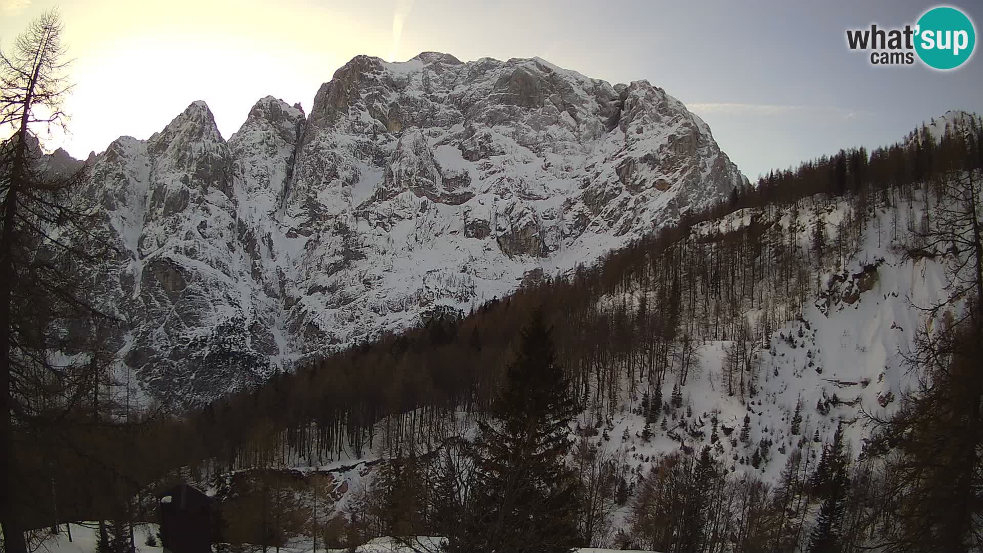 Vršič LIVE webcam Erjavčeva house – view to PRISOJNIK – Slovenia