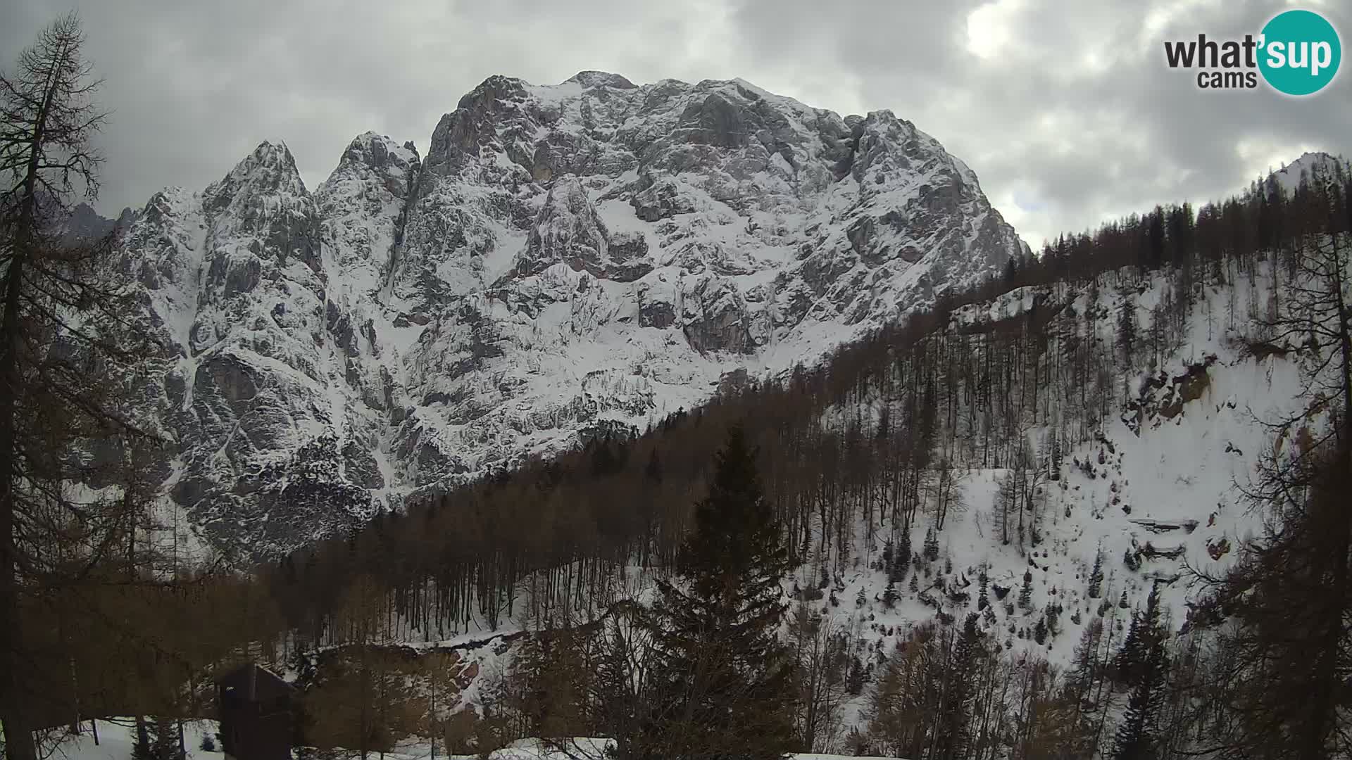 Vršič LIVE webcam Erjavčeva house – view to PRISOJNIK – Slovenia