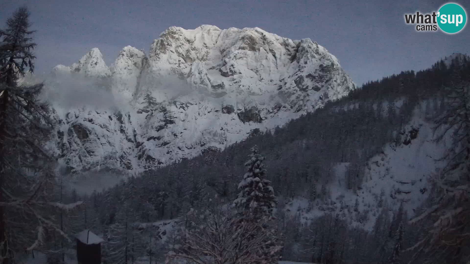 Vršič LIVE webcam Erjavčeva house – view to PRISOJNIK – Slovenia