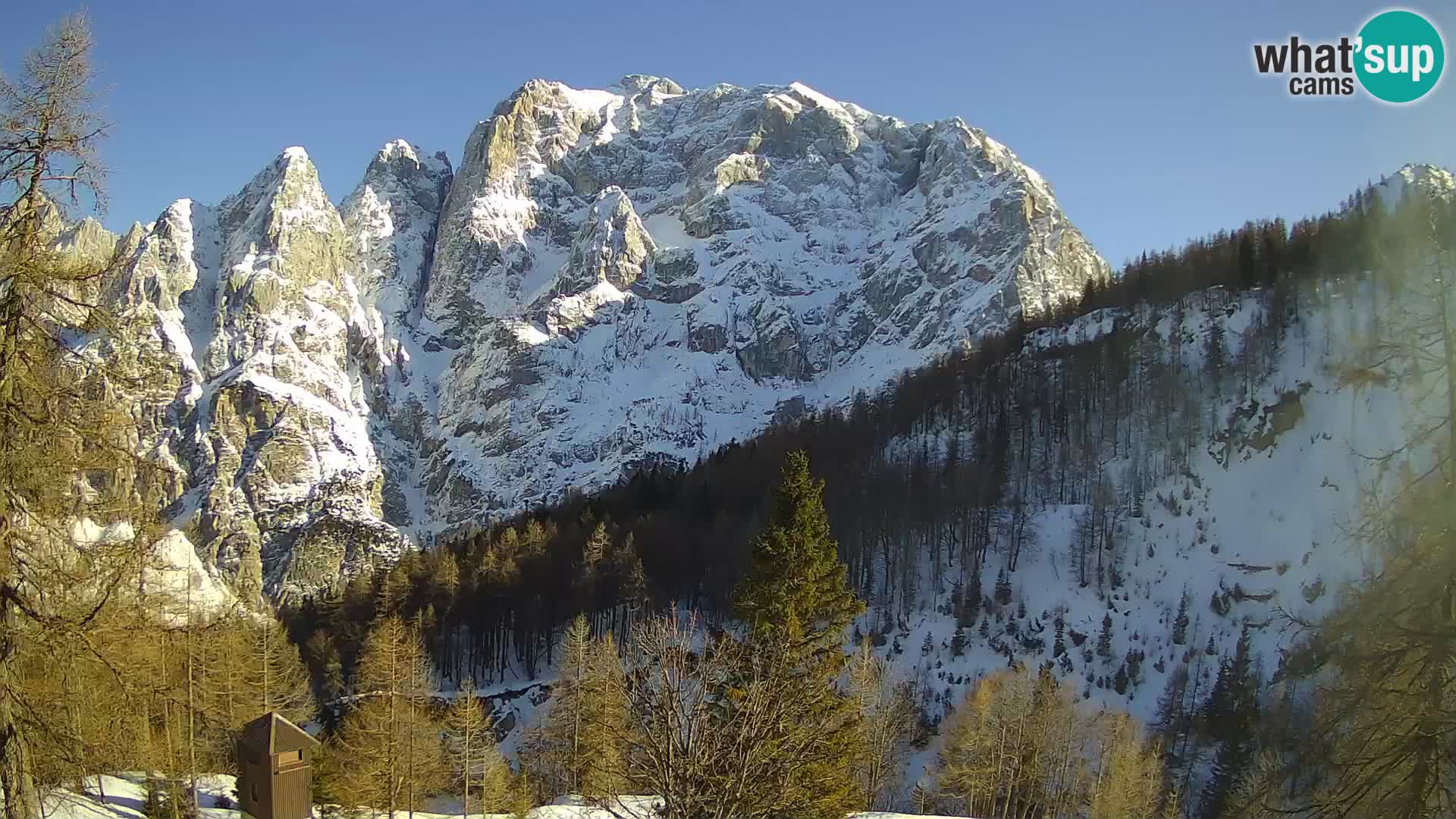 Vršič LIVE webcam Erjavčeva house – view to PRISOJNIK – Slovenia