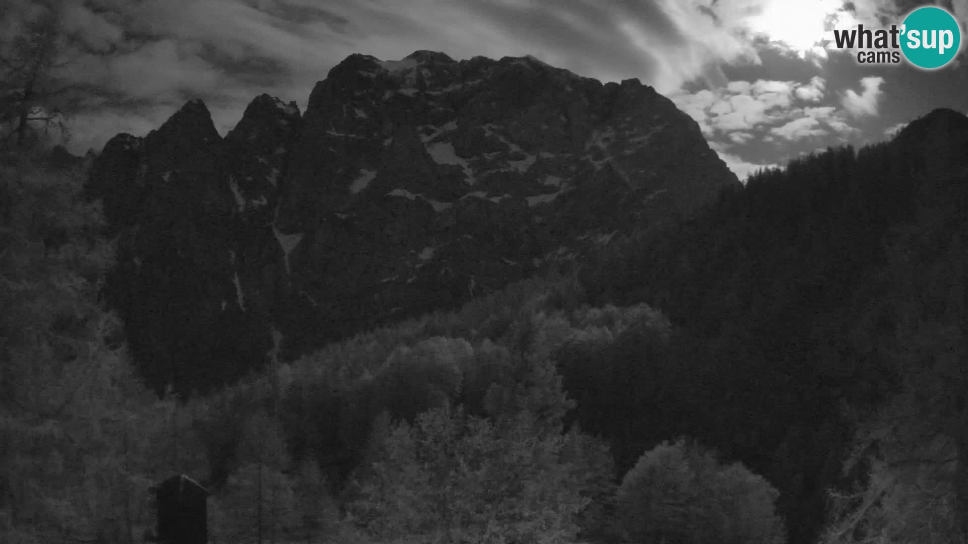 Vršič web kamera Erjavčeva kuća – view to PRISOJNIK – Slovenija