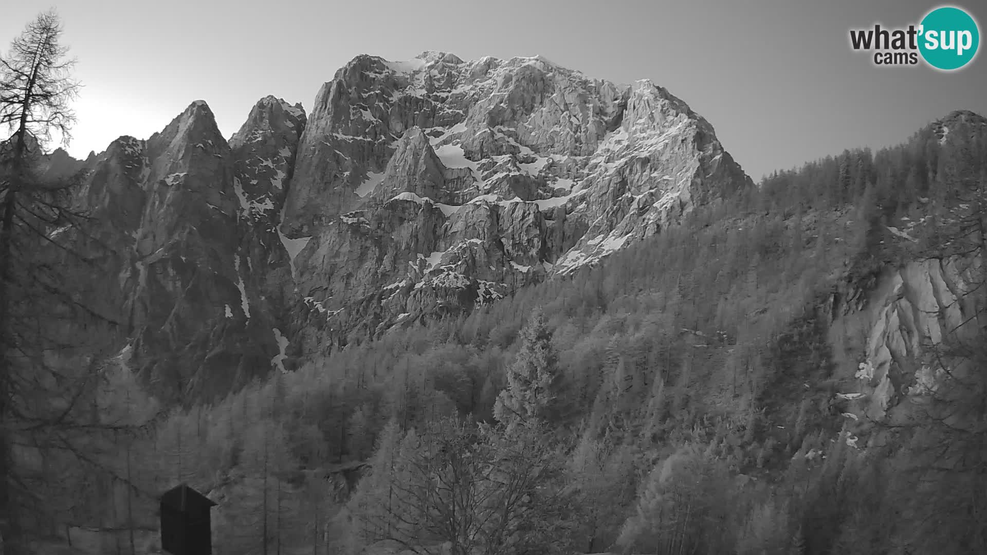 Vršič LIVE webcam Erjavčeva house – view to PRISOJNIK – Slovenia