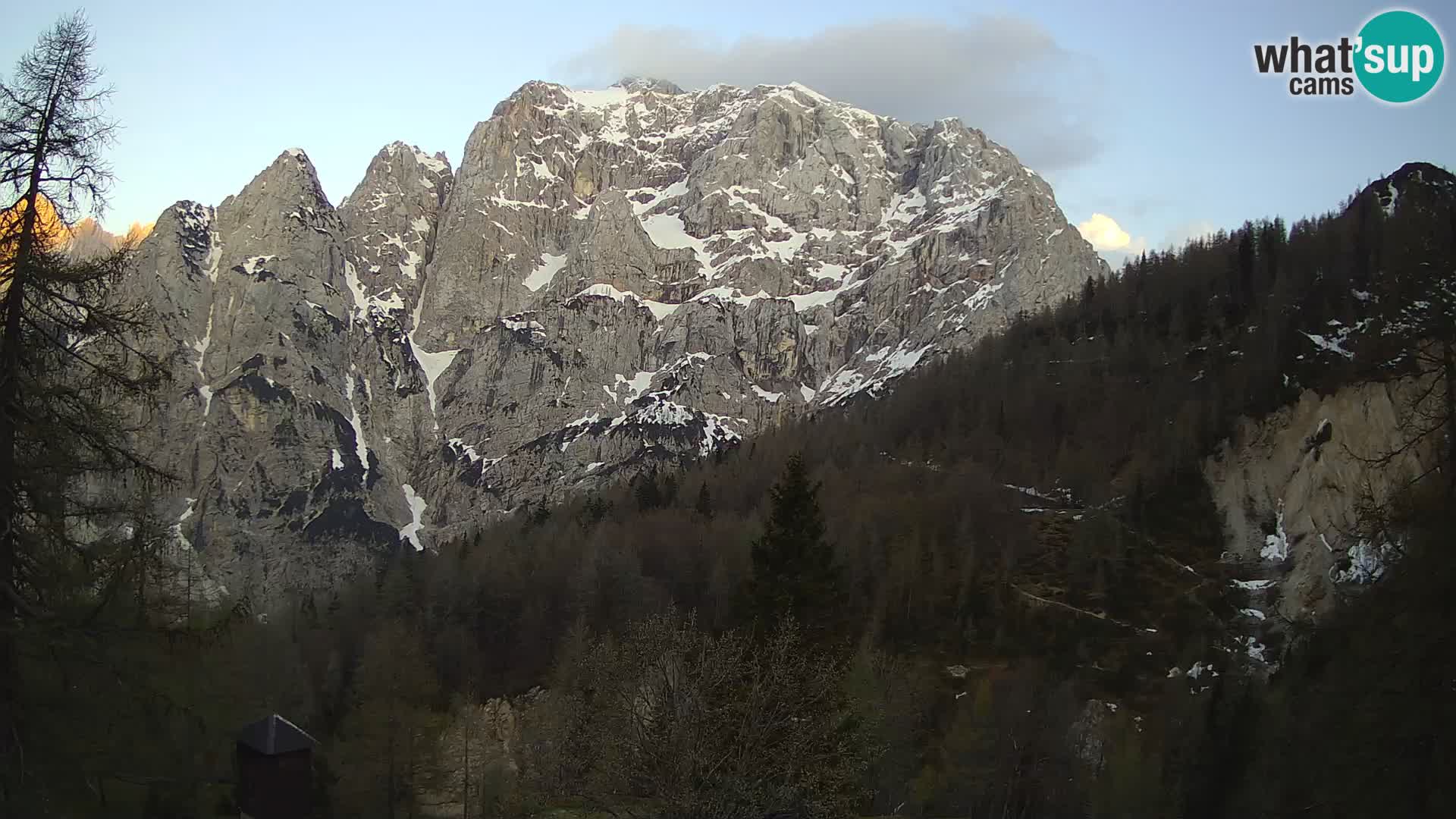 Vršič web kamera Erjavčeva kuća – view to PRISOJNIK – Slovenija
