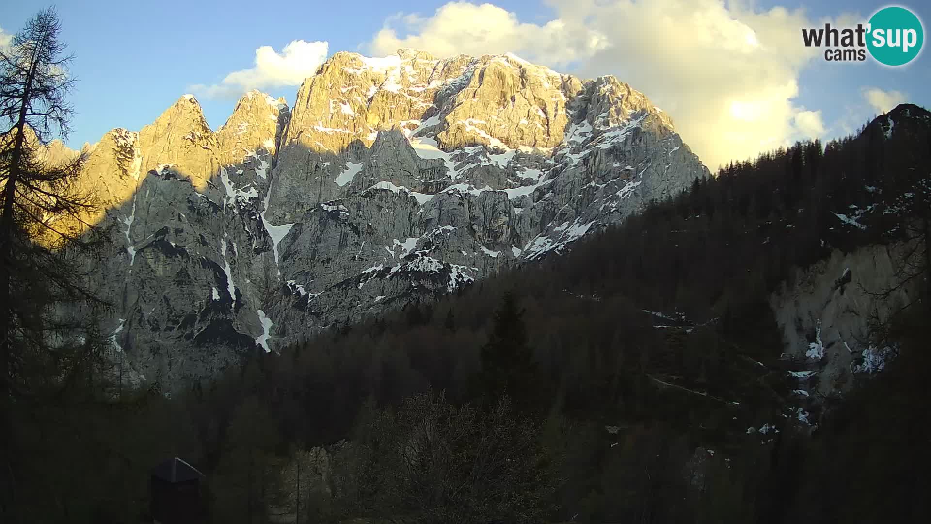 Vršič web kamera Erjavčeva kuća – view to PRISOJNIK – Slovenija
