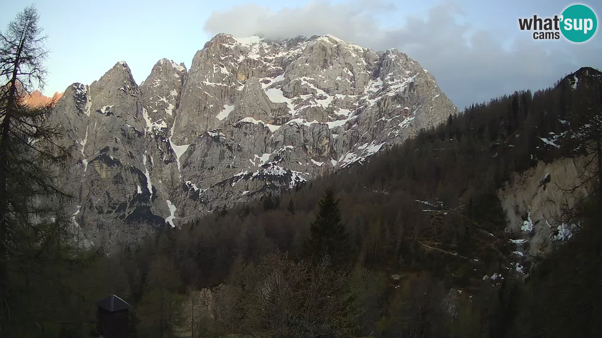 Vršič LIVE webcam casa Erjavčeva – vista sul PRISOJNIK – Slovenia