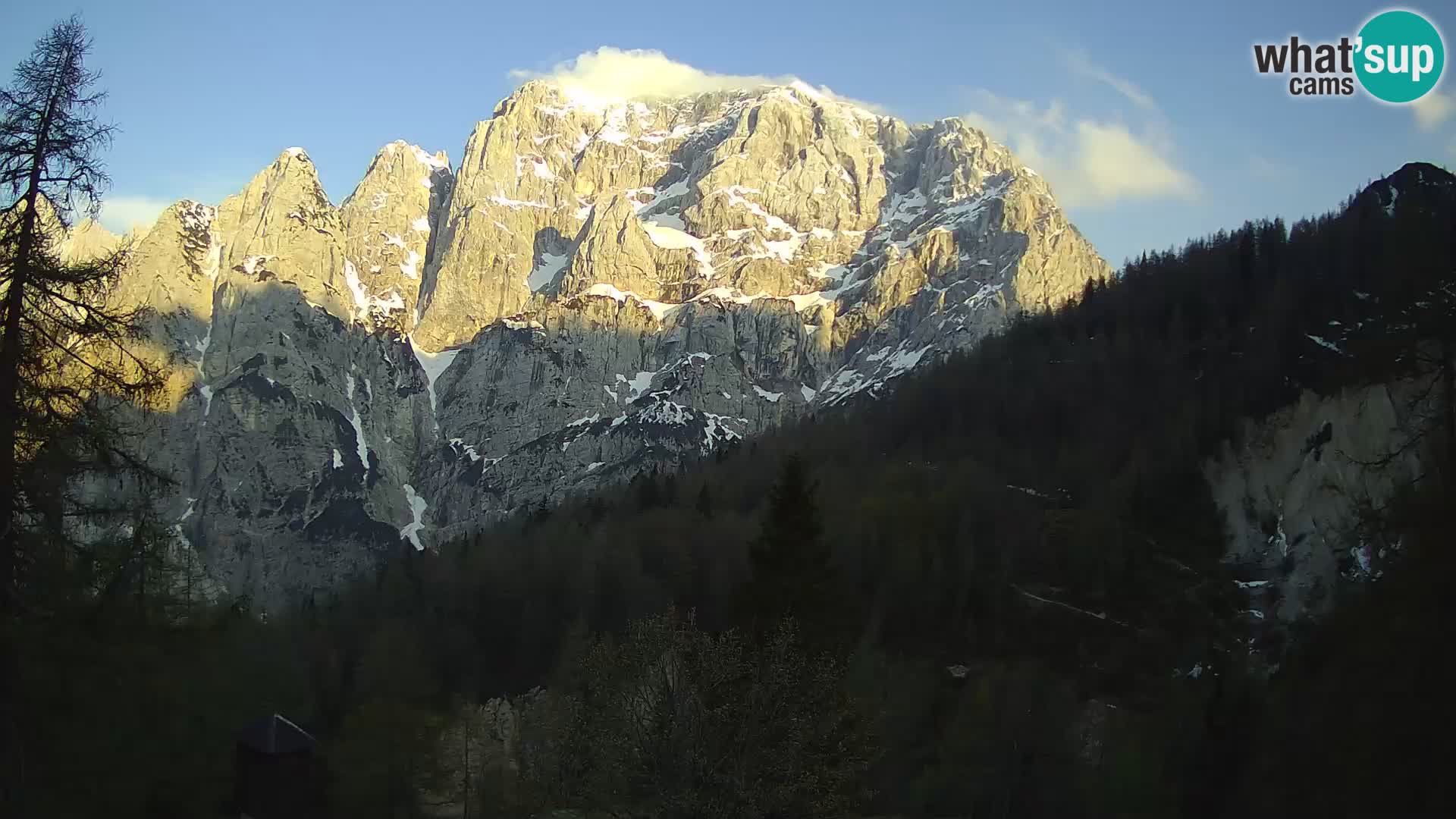 Vršič LIVE webcam Erjavčeva house – view to PRISOJNIK – Slovenia
