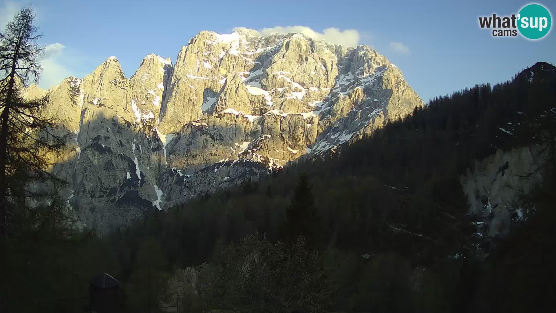 Vršič LIVE webcam Erjavčeva house – view to PRISOJNIK – Slovenia