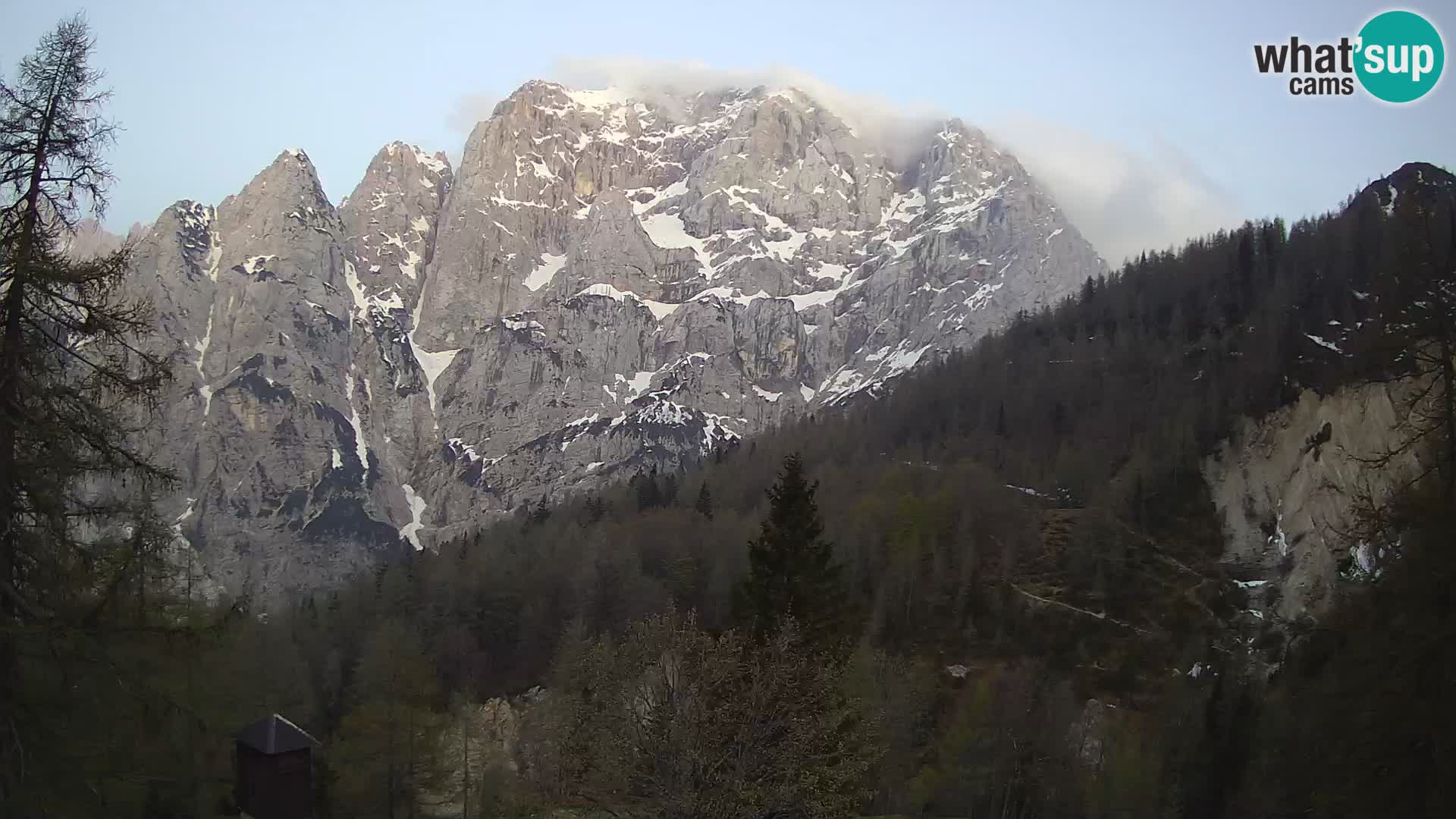 Vršič spletna kamera Erjavčeva hiša – pogled na PRISOJNIK