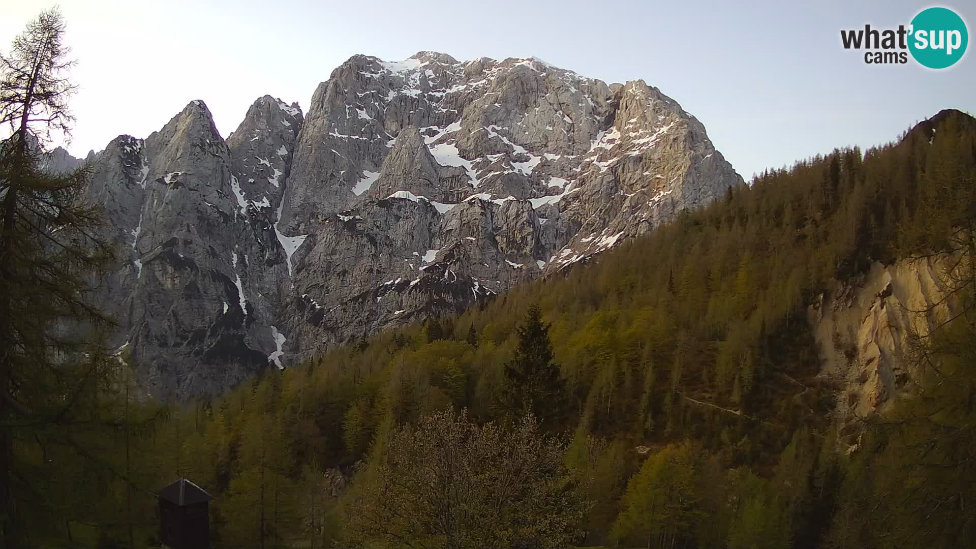 Vršič spletna kamera Erjavčeva hiša – pogled na PRISOJNIK