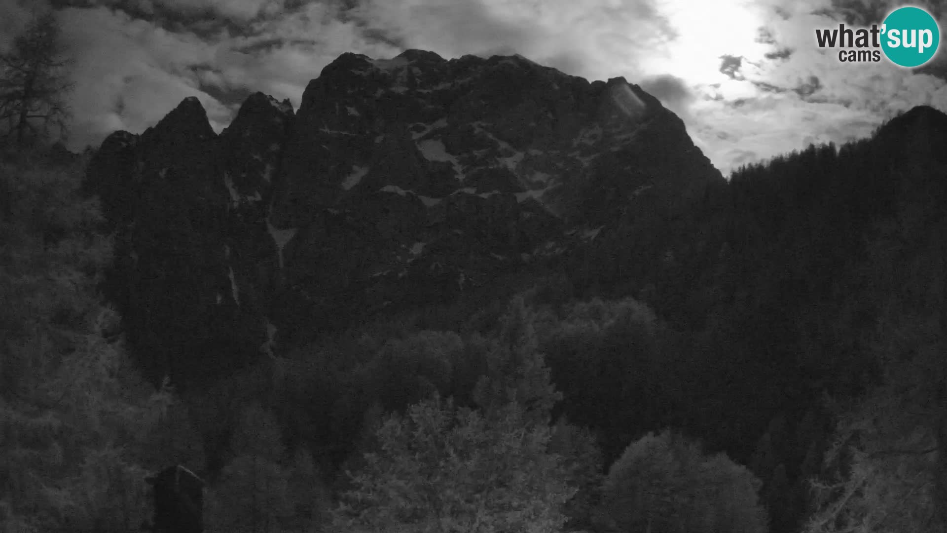 Vršič web kamera Erjavčeva kuća – view to PRISOJNIK – Slovenija