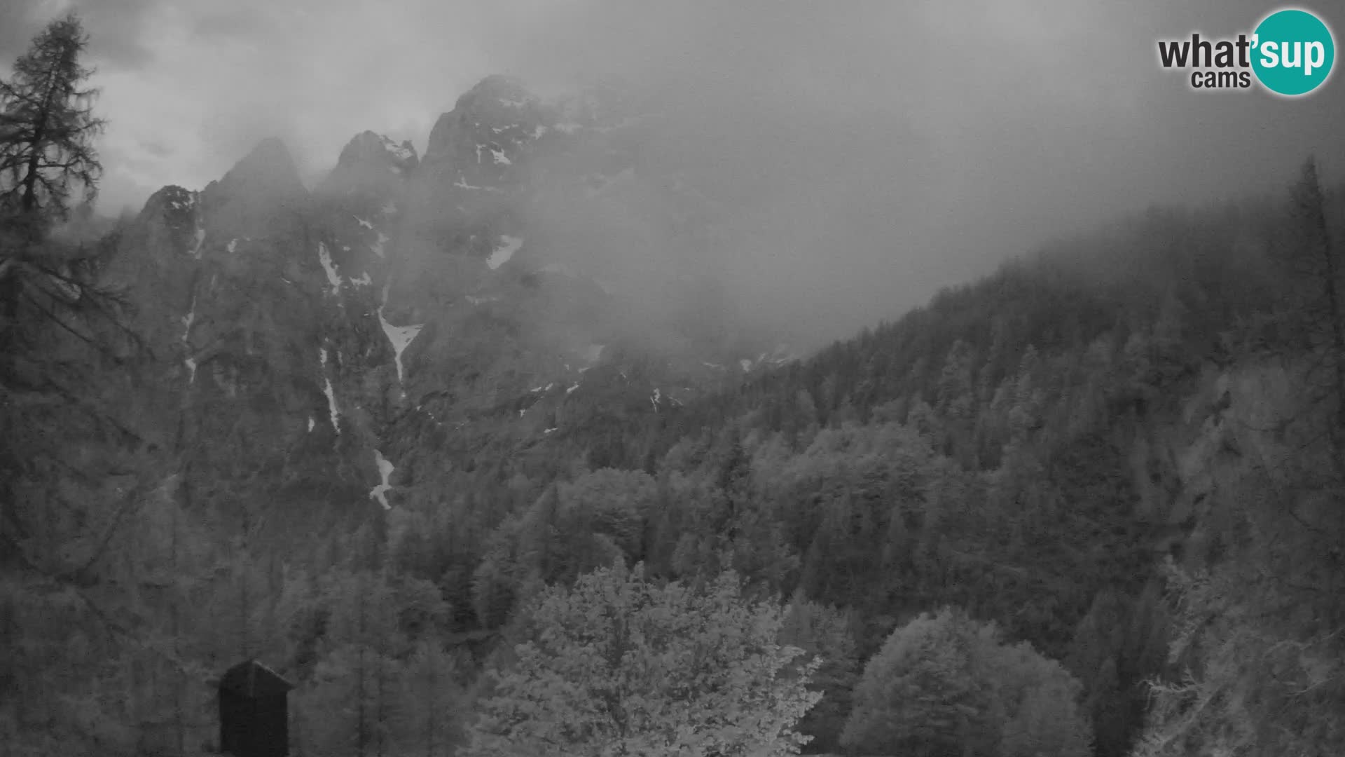 Vršič LIVE webcam Erjavčeva house – view to PRISOJNIK – Slovenia