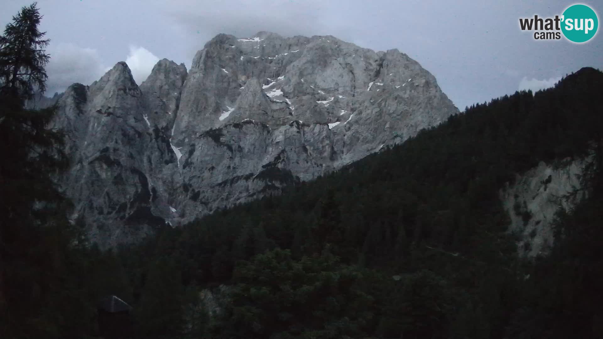 Vršič LIVE webcam casa Erjavčeva – vista sul PRISOJNIK – Slovenia